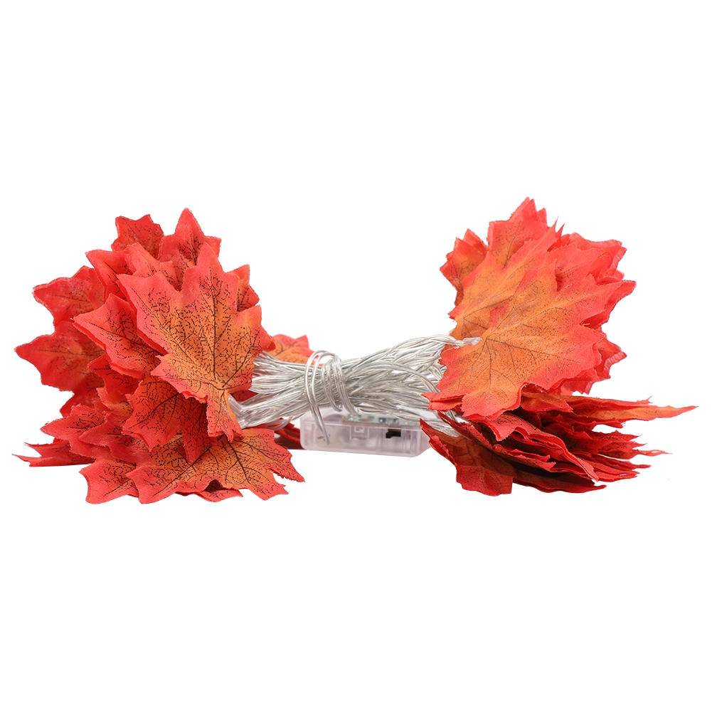 Eine Lichterkette aus orangefarbenen und roten Ahornblättern, zusammengebunden. Die Blätter sind auf einem weißen Draht vor weißem Hintergrund angeordnet.