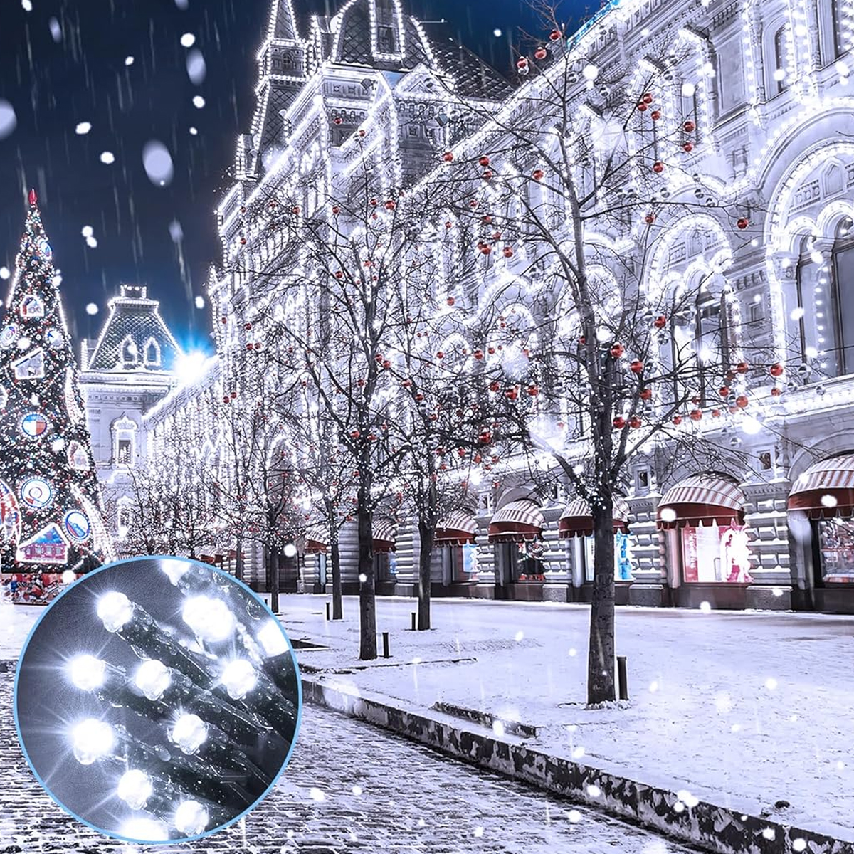 Nachtszenen mit einem geschmückten Gebäude und Bäumen. Weihnachtsbeleuchtung und rote Ornamente schmücken Bäume. Schnee bedeckt den Boden.