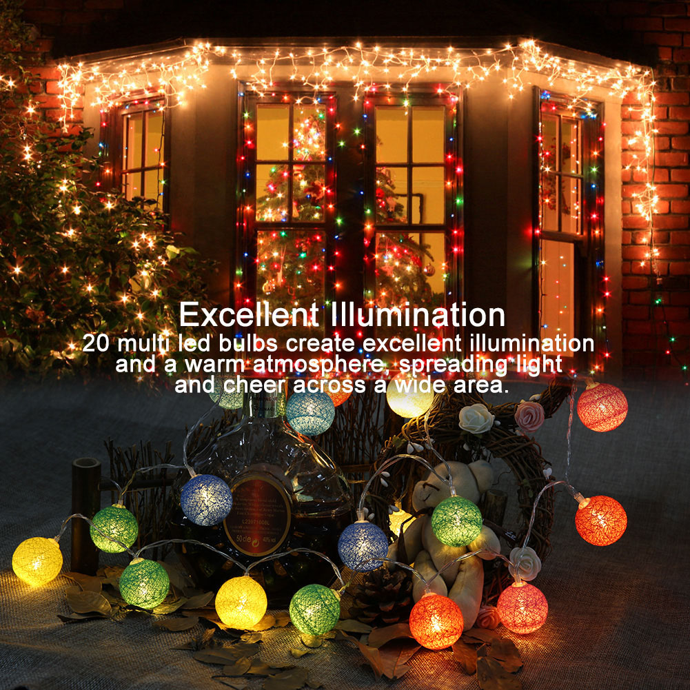 Ein Haus bei Nacht mit Weihnachtsbeleuchtung. Lichterketten umrahmen Fenster und beleuchten die Szene. Bunte Lichter werden angezeigt.