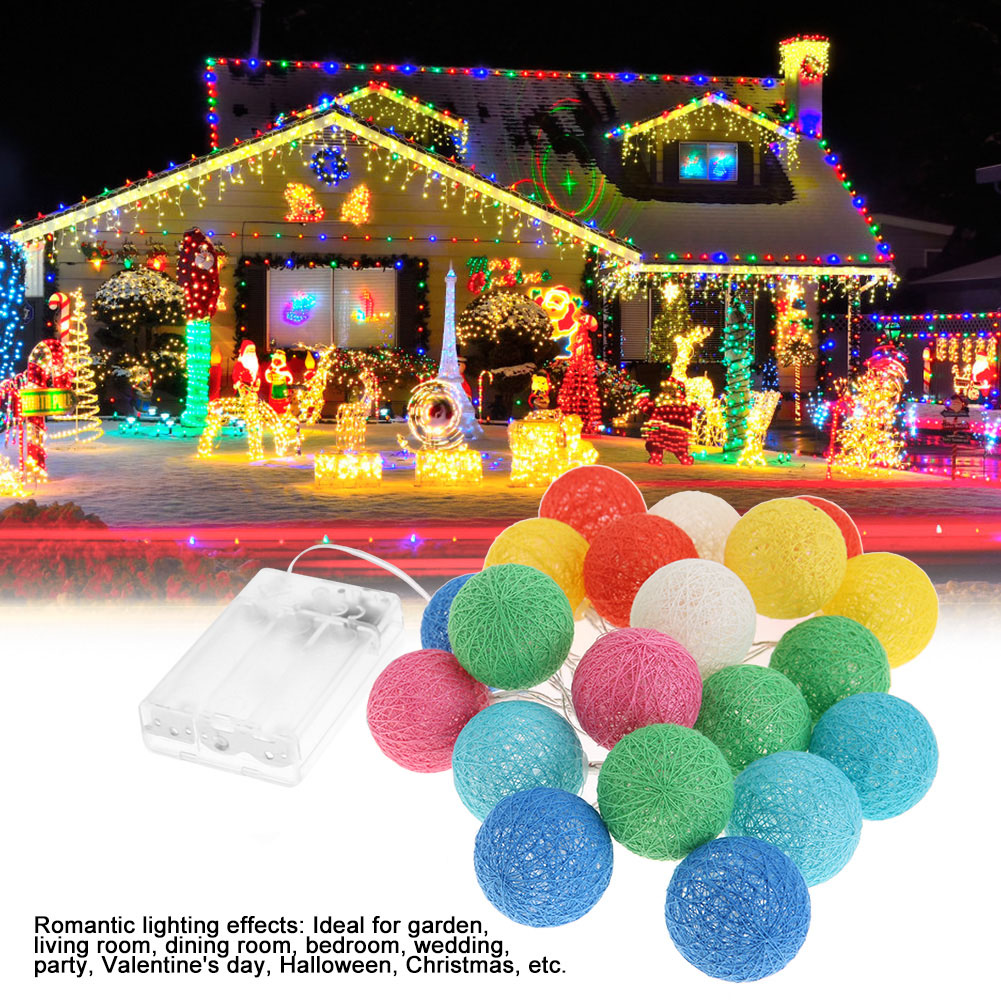 Ein mit Weihnachtsbeleuchtung dekoriertes Haus. Im Vordergrund befinden sich bunte Kugellichter. Links ist ein Akkupack zu sehen.