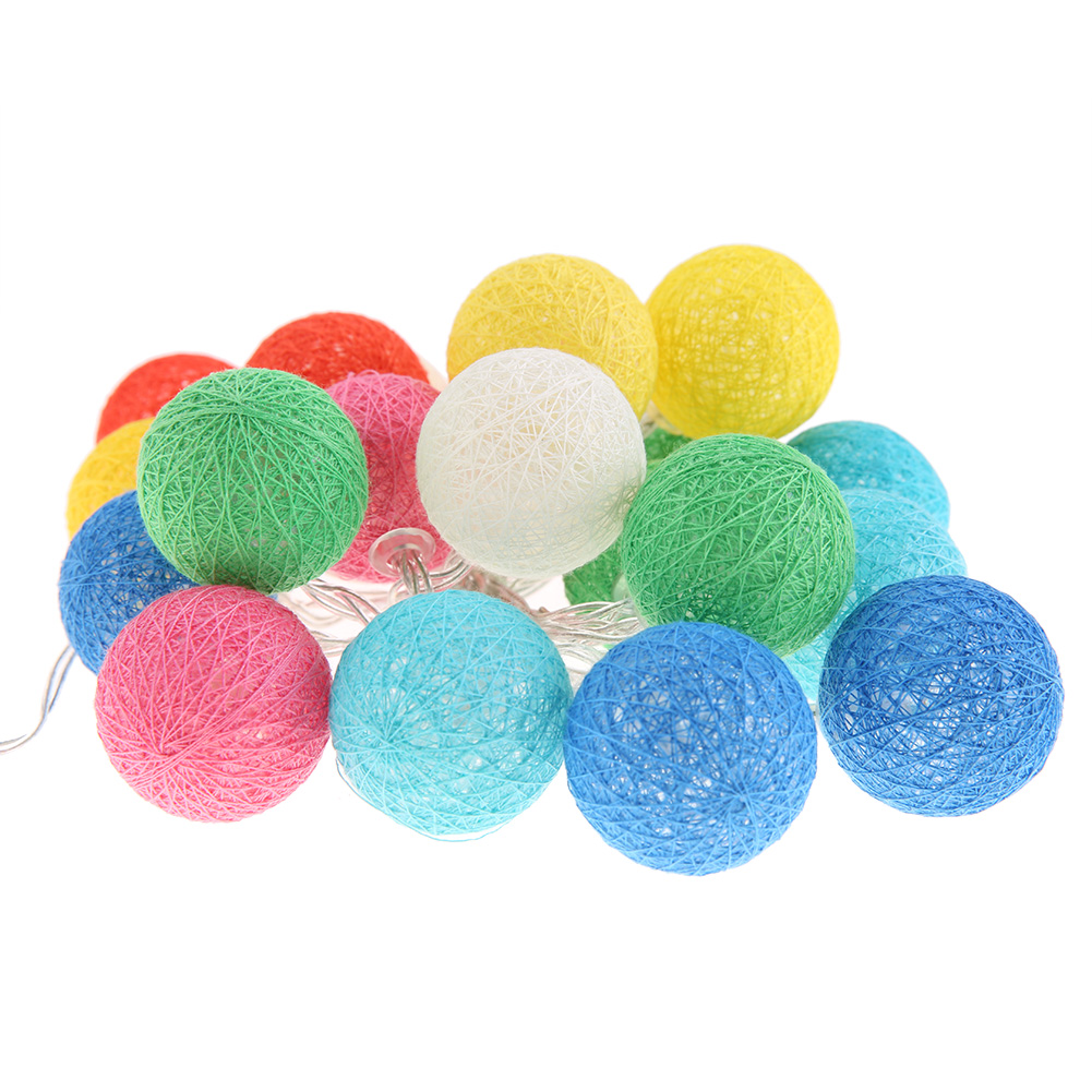 Ein Cluster bunter, kugelförmiger dekorativer Lichter in Rot, Gelb, Grün, Blau, Rosa und Weiß vor weißem Hintergrund.