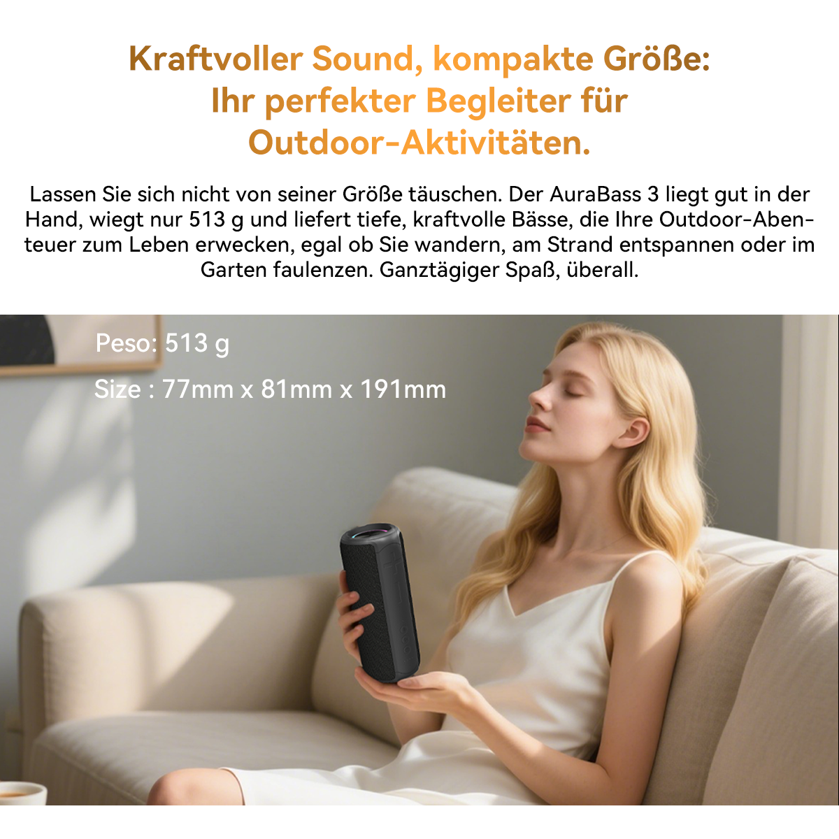 Eine Frau hält einen schwarzen Lautsprecher, während sie auf einer Couch sitzt. Sie hat blondes Haar und trägt ein weißes Oberteil.