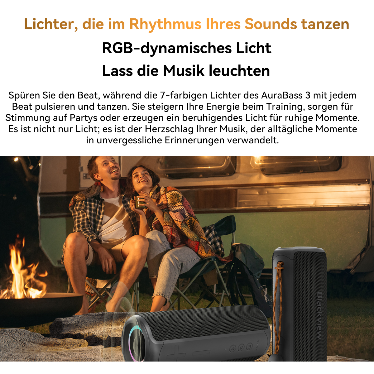 Ein Paar sitzt am Lagerfeuer, im Vordergrund Lautsprecher. Text wirbt für AuraBass 3 Lautsprecher.