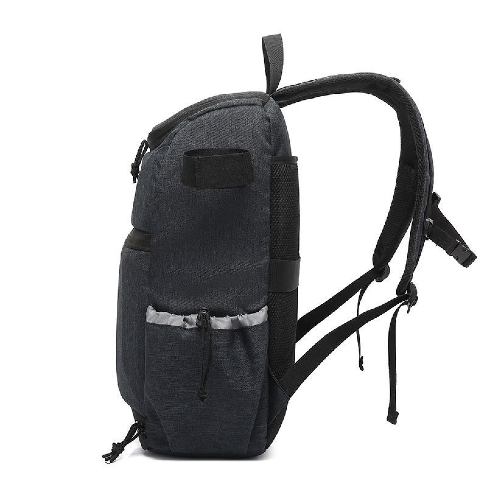 Ein schwarzer Rucksack mit mehreren Taschen und Riemen. Er hat einen Griff, einen reflektierenden Streifen und eine Seitentasche. Seitenansicht.
