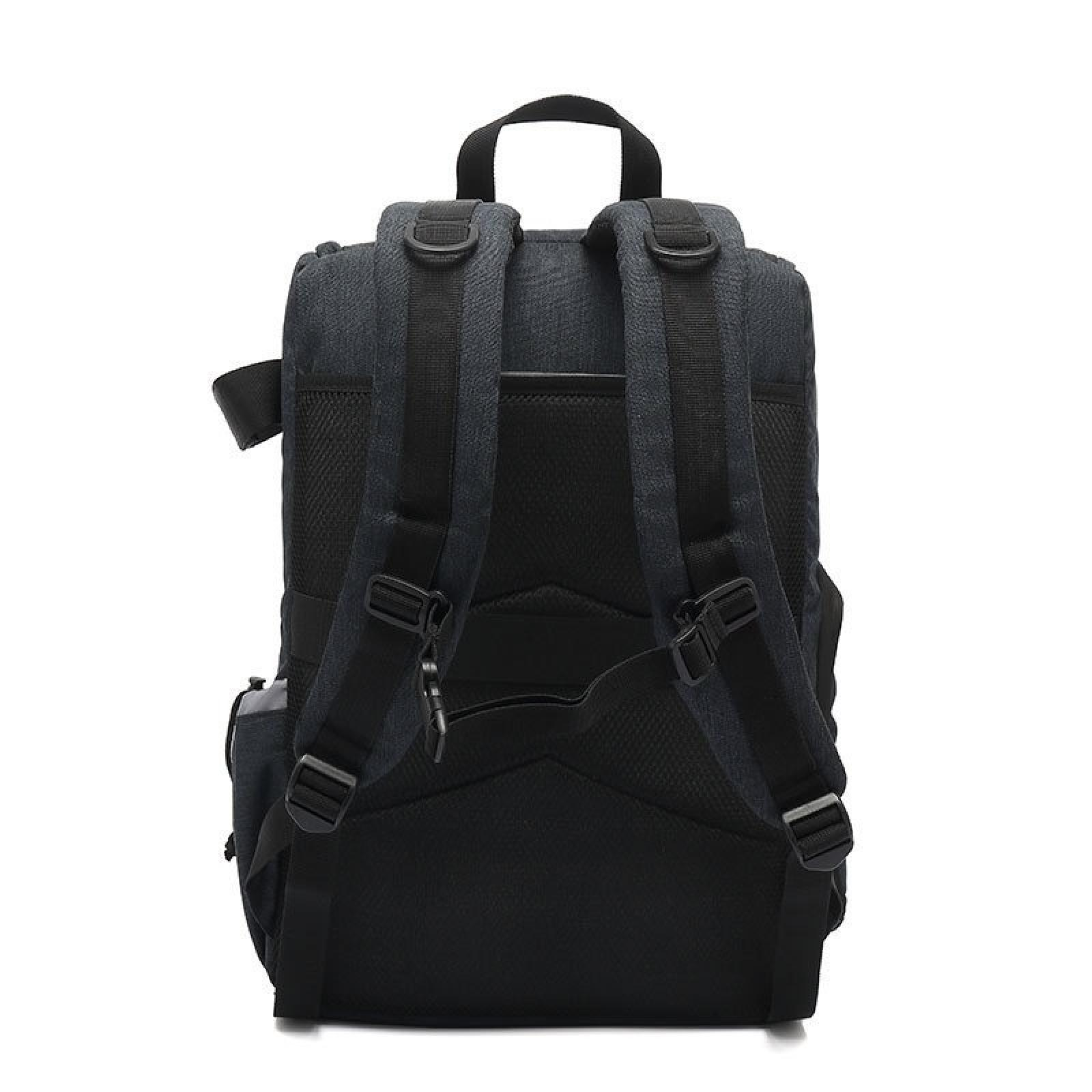 Rückansicht eines dunklen Rucksacks mit verstellbaren Trägern, einem oberen Griff und Mesh-Polsterung. Schnallen und Taschen sind sichtbar.
