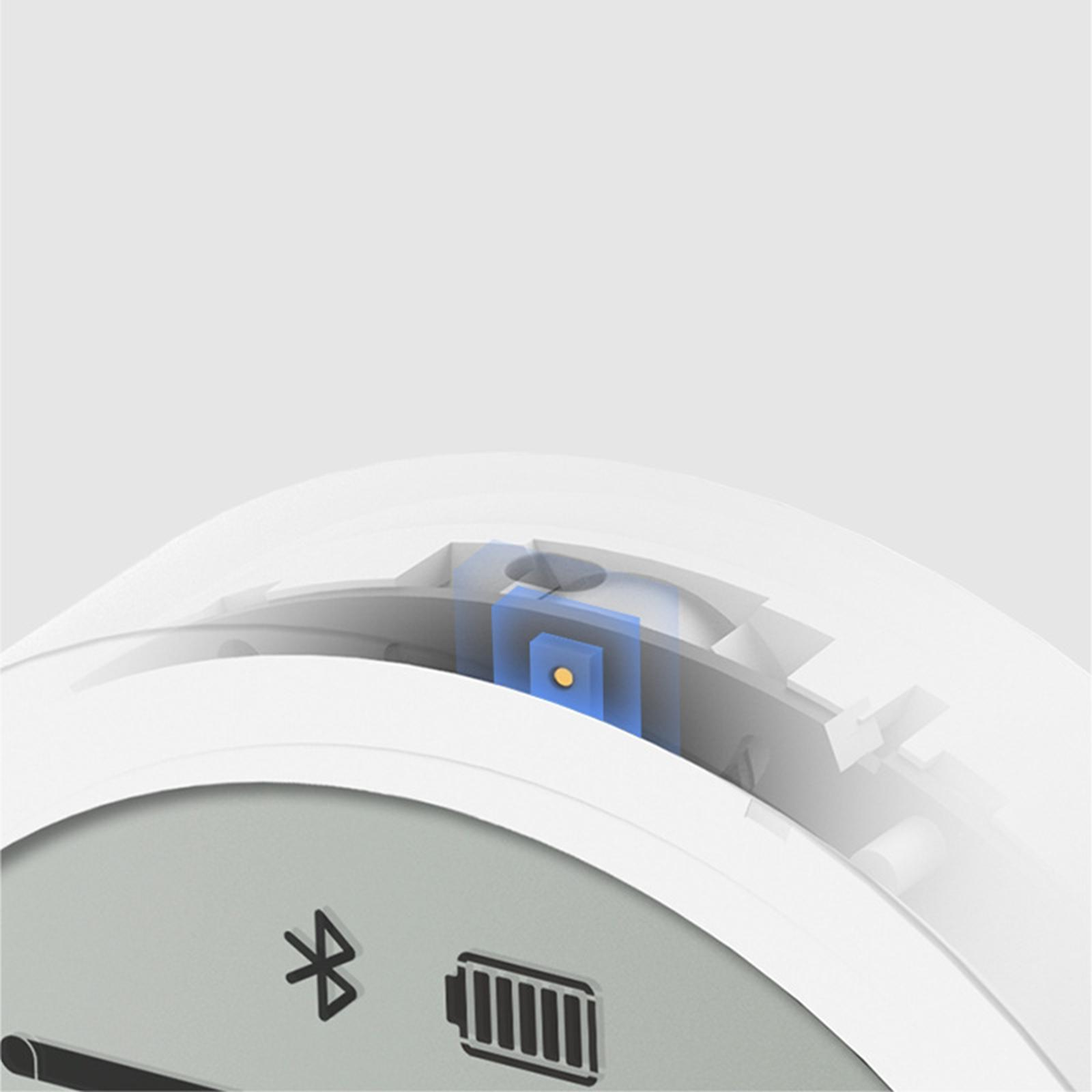 Nahaufnahme eines weißen Geräts mit Bluetooth- und Akku-Symbolen. Oben ist eine blaue und gelbe Komponente zu sehen.