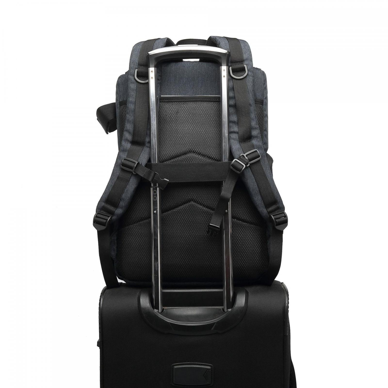 Ein schwarzer Rucksack steht auf einem schwarzen Koffer. Beide haben Metallgriffe. Der Hintergrund ist weiß.