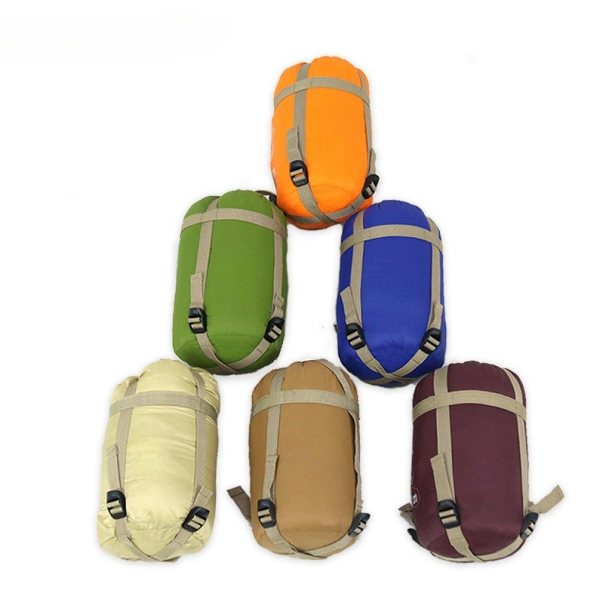Sechs farbenfrohe Schlafsäcke angeordnet. Sie sind orange, grün, blau, gelb, braun und bordeauxrot, alle mit Riemen und Schnallen.