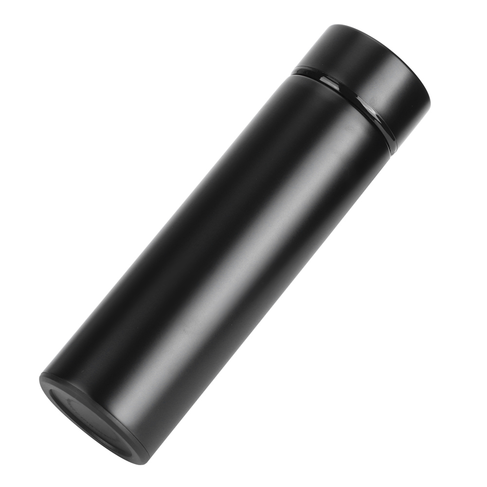 Eine schwarze zylindrische Thermosflasche auf weißem Hintergrund. Die Flasche ist leicht angewinkelt. Oben und unten sind dunkler.