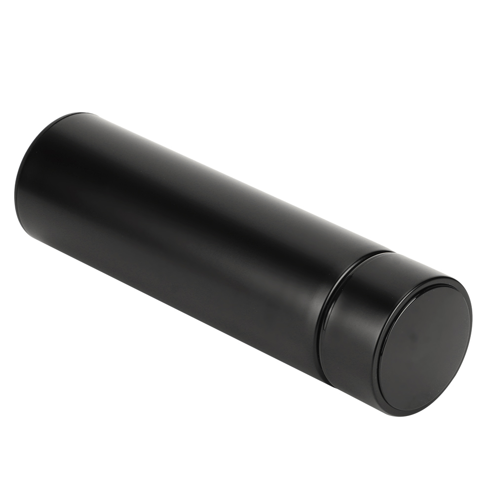 Eine schwarze Isolierwasserflasche liegt diagonal. Sie hat einen zylindrischen Körper und einen abgerundeten Deckel, alles vor weißem Hintergrund.