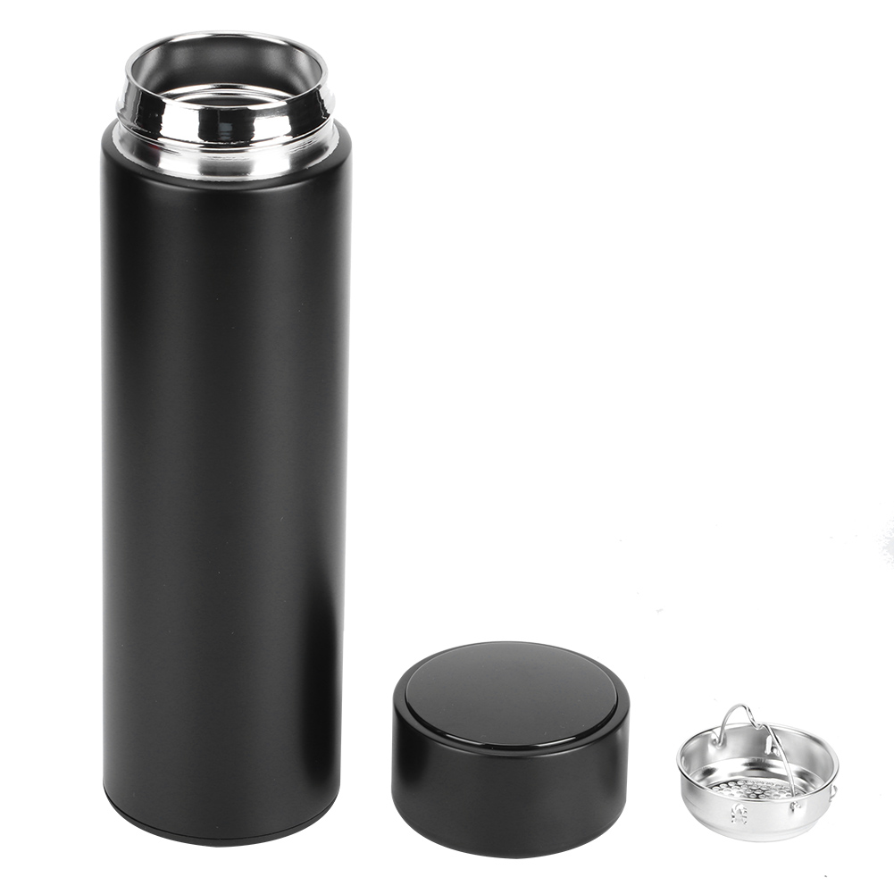 Eine schwarze Edelstahl-Wasserflasche mit Deckel und kleinem Filter, alles separat. Die Flasche hat einen silbernen Deckel.