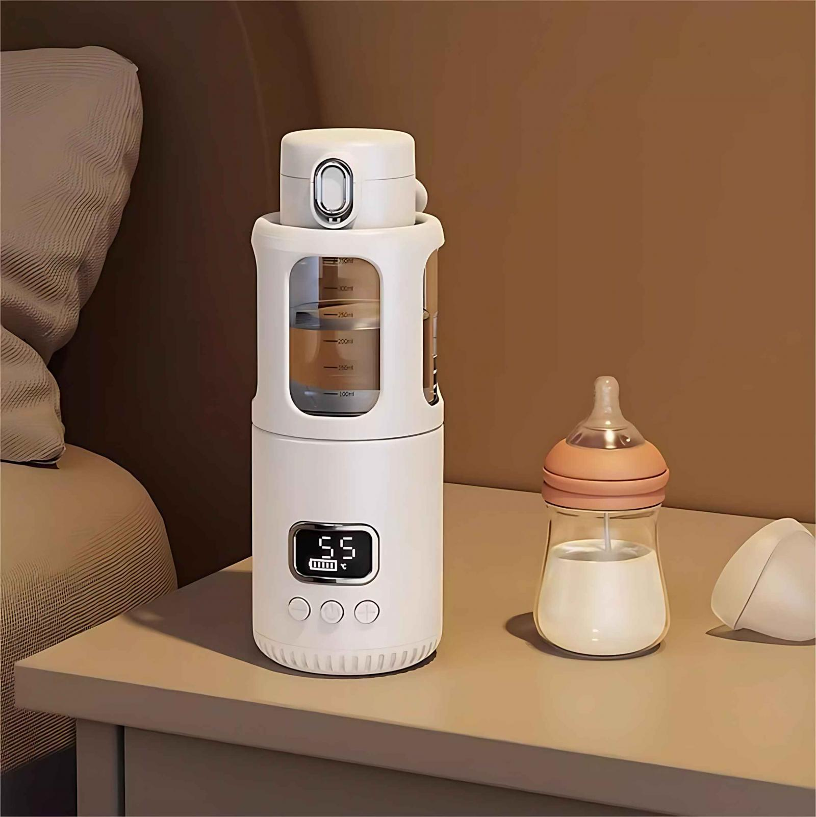 Ein weißer Babyflaschenwärmer und eine Flasche mit Milch stehen auf einem Tisch. Im Hintergrund ist ein Bett zu sehen.