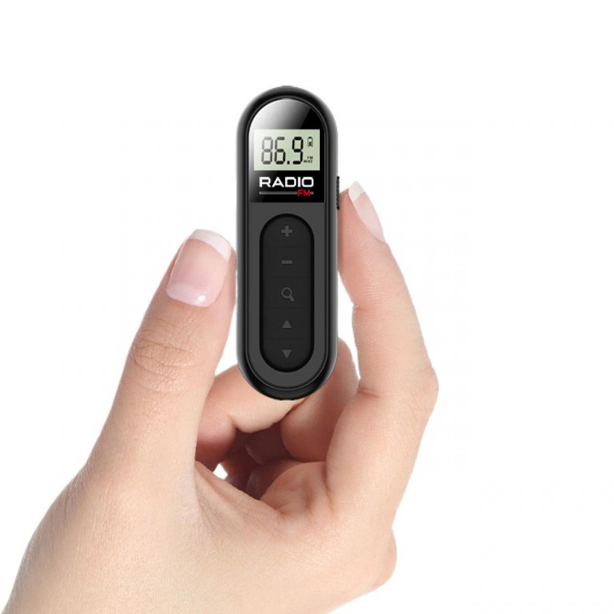 Eine Hand hält ein schwarzes Radio mit einem Display, das 86,9 FM anzeigt. Das Radio hat Tasten für Lautstärke und Abstimmung auf weißem Hintergrund.