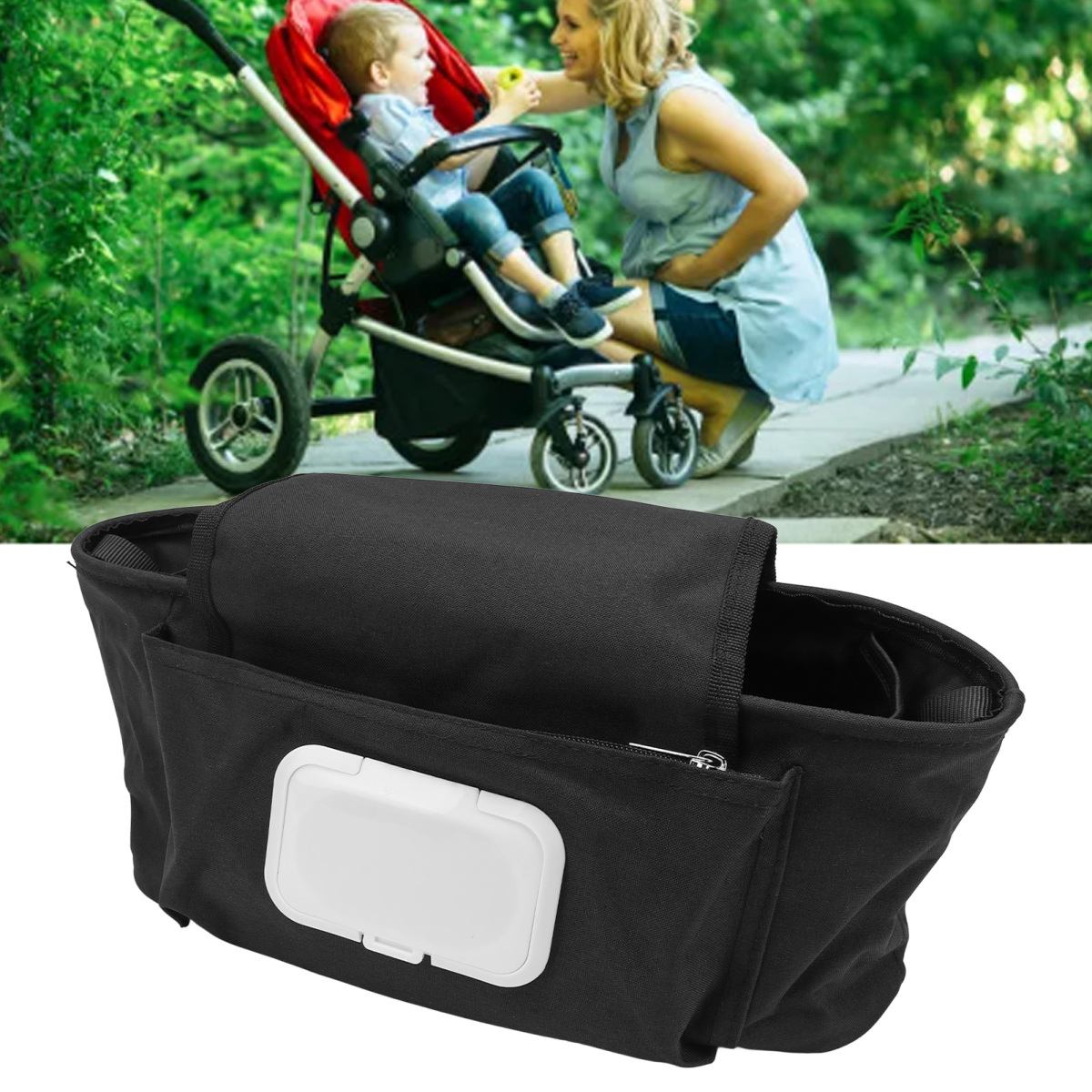 Ein schwarzer Kinderwagen-Organizer mit einem weißen Feuchttuchspender. Im Hintergrund sind eine Frau und ein Kind im Kinderwagen.