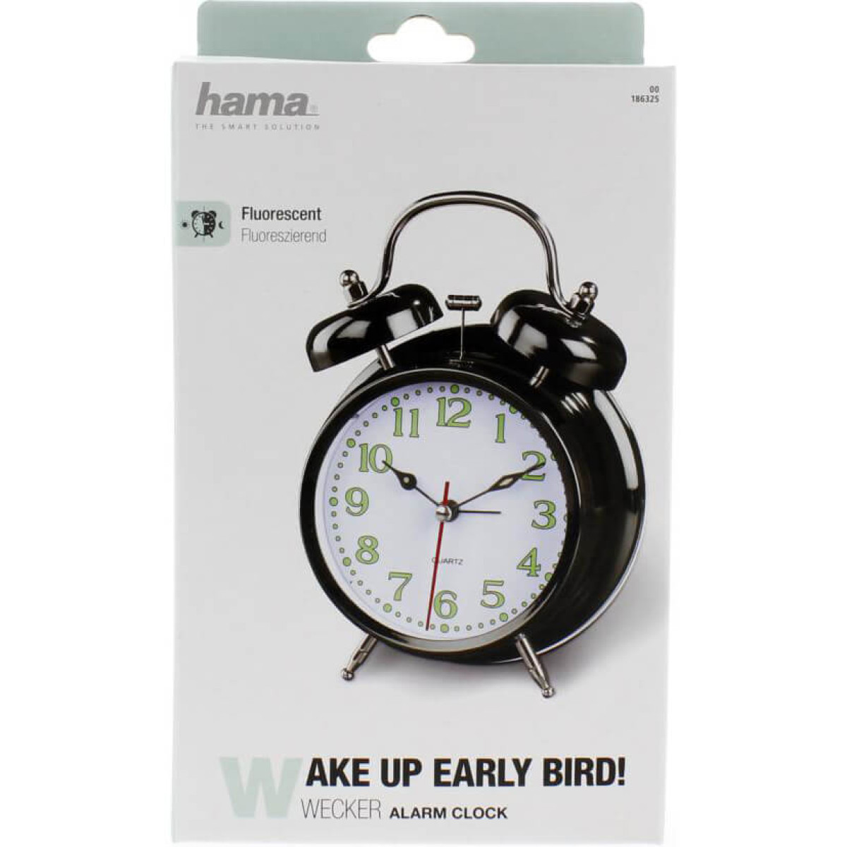 Ein schwarzer Wecker in seiner Verpackung. Das Zifferblatt ist weiß mit grünen Zahlen, und die Zeiger zeigen 2:15 Uhr. Auf der Verpackung steht 'Wake up early bird!'