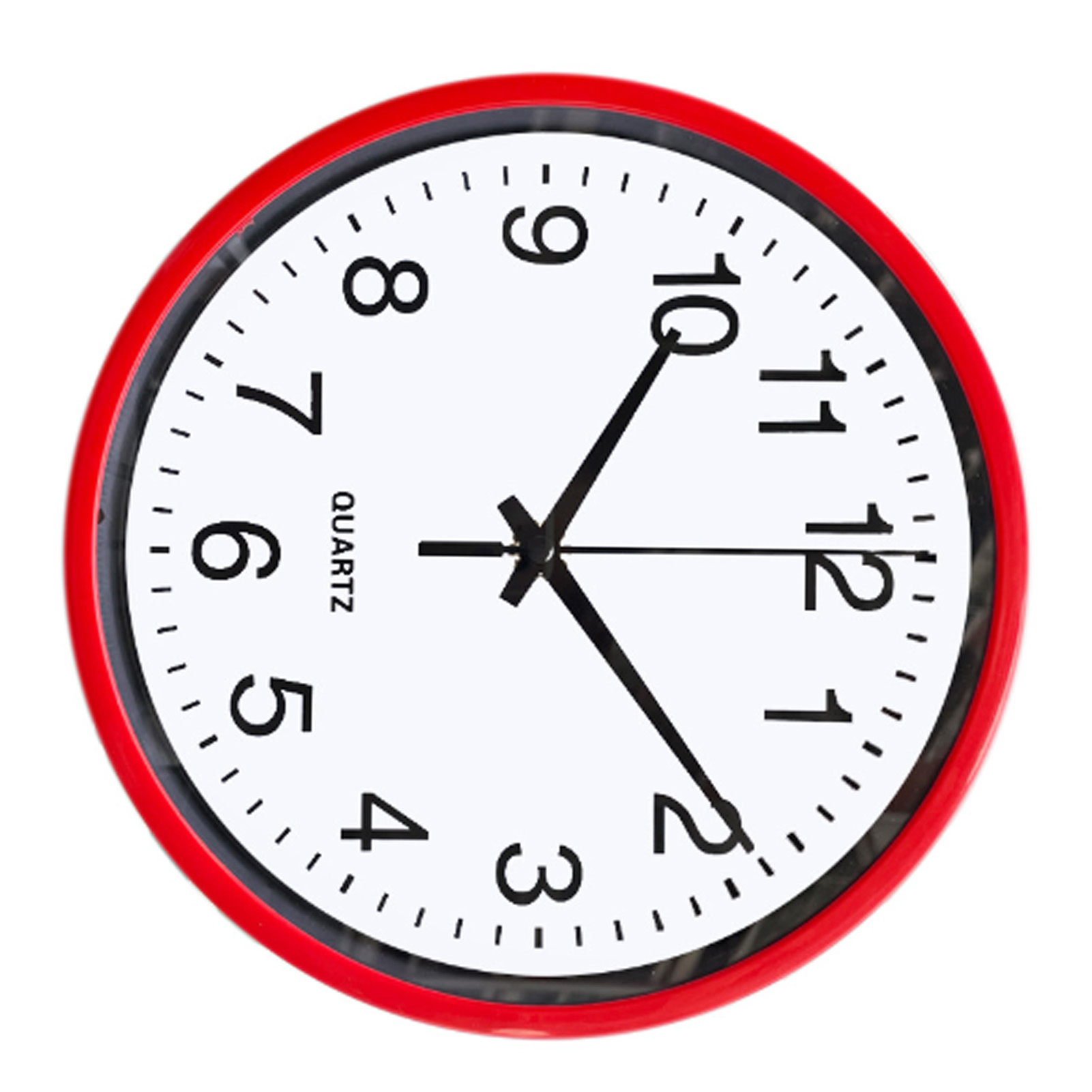 Eine runde Uhr mit rotem Rahmen, weißem Zifferblatt, schwarzen Zeigern und schwarzen Zahlen. Die Zeit ist etwa 10:10 Uhr.