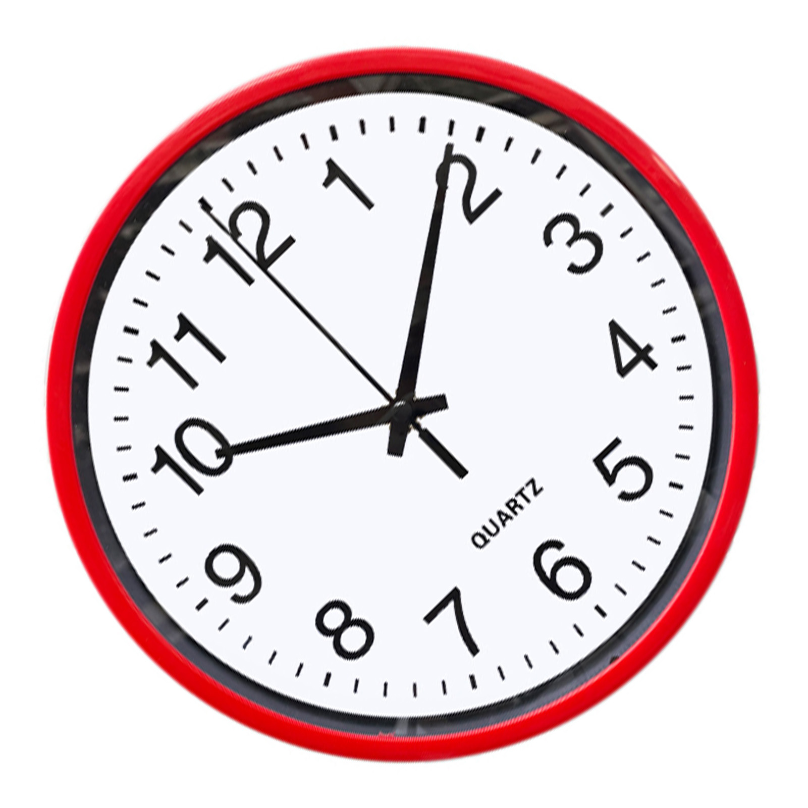 Eine rot umrahmte Quarzuhr mit schwarzen Zeigern. Die Uhrzeit ist ungefähr 9:59 Uhr. Weißes Zifferblatt mit schwarzen Zahlen.