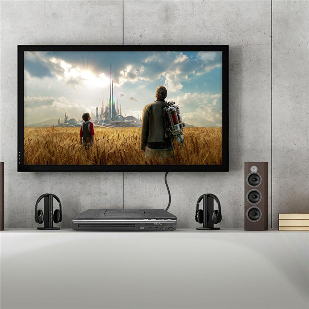 Ein Fernseher zeigt eine Szene mit zwei Personen auf einem Feld. Darunter befinden sich ein DVD-Player, Kopfhörer und ein Lautsprecher.