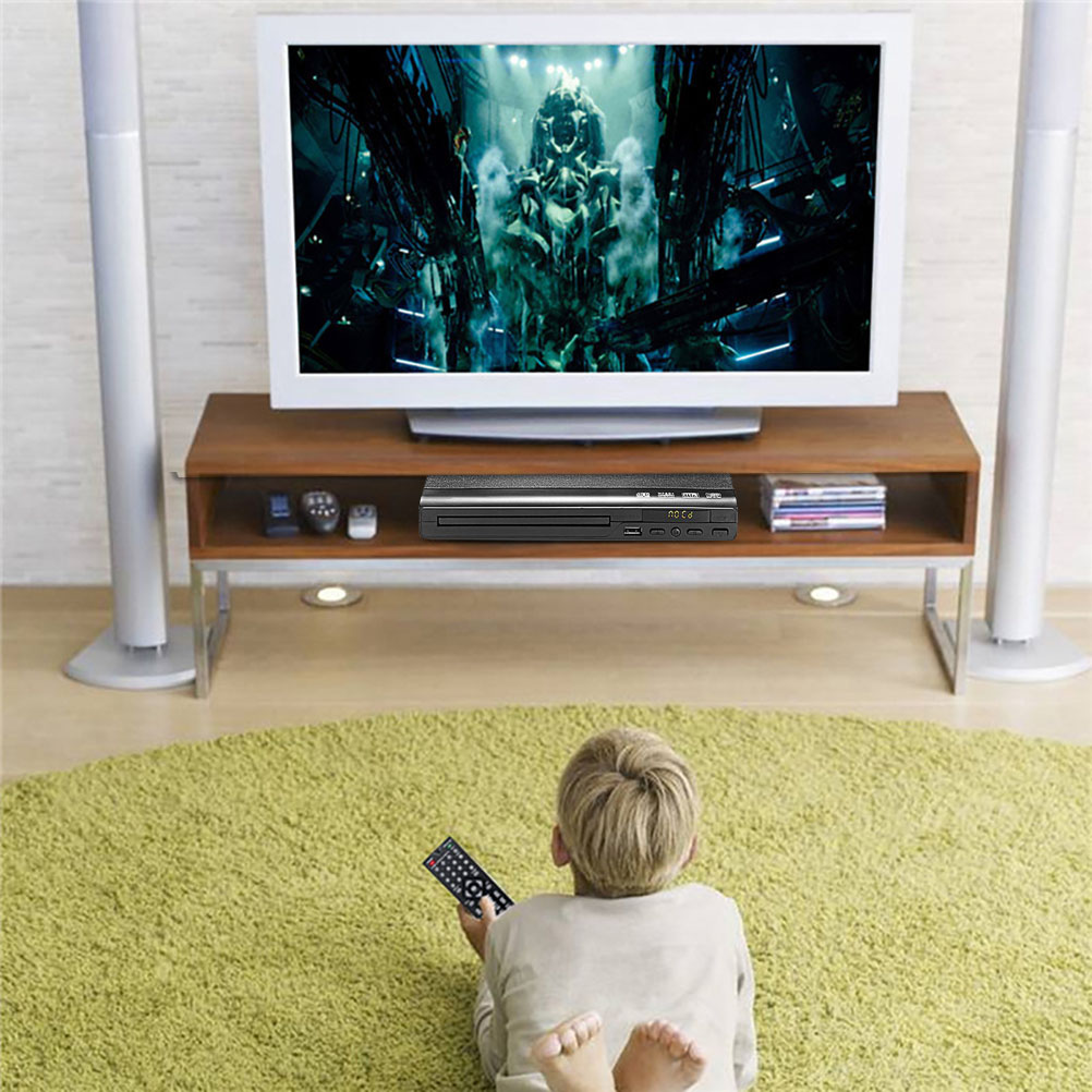 Ein Kind sieht fern und hält eine Fernbedienung. Der Fernseher zeigt einen Film. Unter dem Fernseher steht ein DVD-Player.
