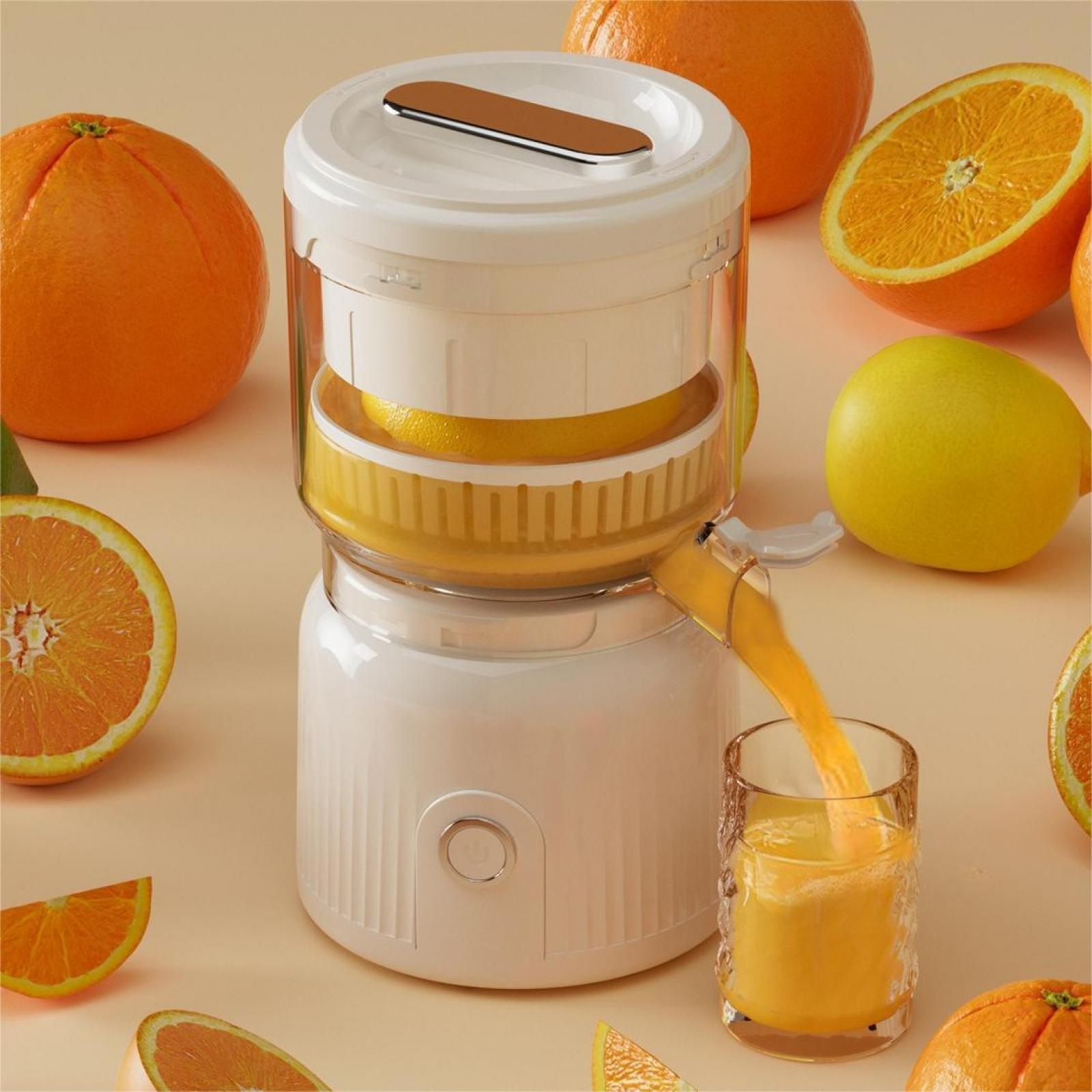 Entsafter mit Orangen und einer Zitrone. Saft fließt in ein Glas. Weißer Entsafter.
