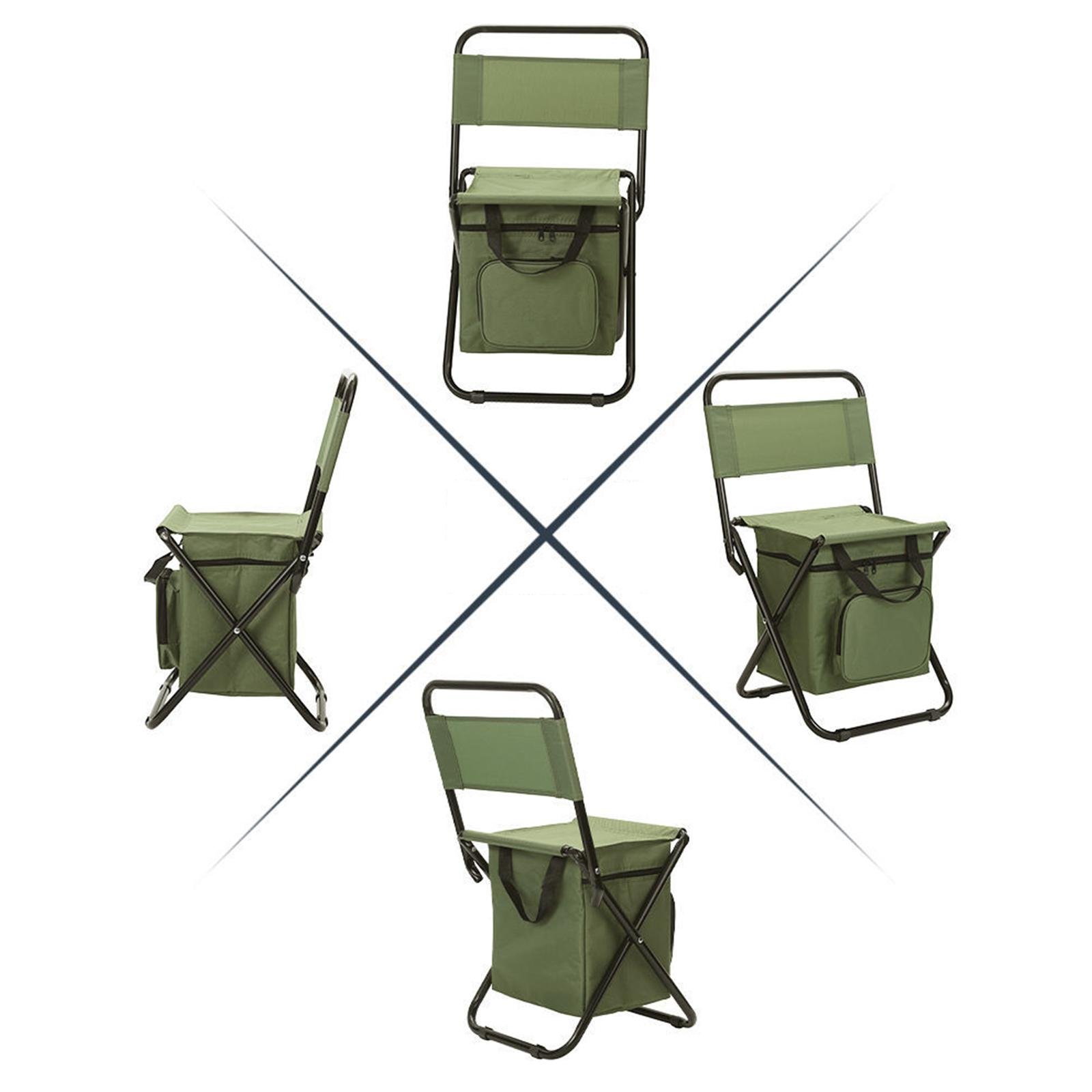 Vier grüne Klappstühle mit Kühltaschen sind um einen zentralen Punkt auf weißem Hintergrund angeordnet.