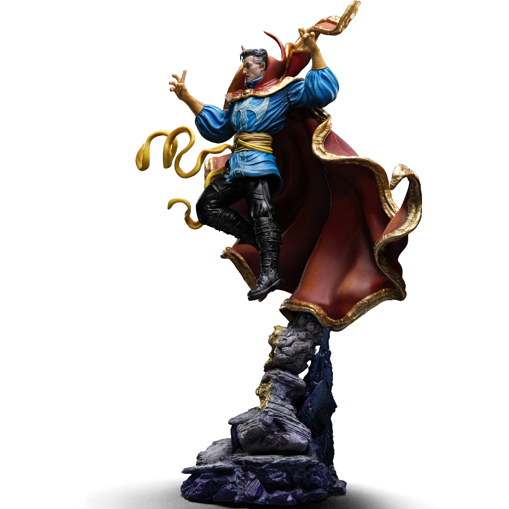 Eine Doctor Strange-Figur. Er trägt einen blauen und roten Umhang, eine schwarze Hose und schwebt über einem Steinsockel.