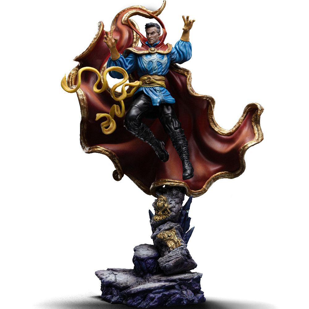 Eine Figur von Doctor Strange in einer dynamischen Pose. Er trägt eine blaue Tunika, schwarze Hose und einen roten Umhang. Er schwebt über einem felsigen Sockel.