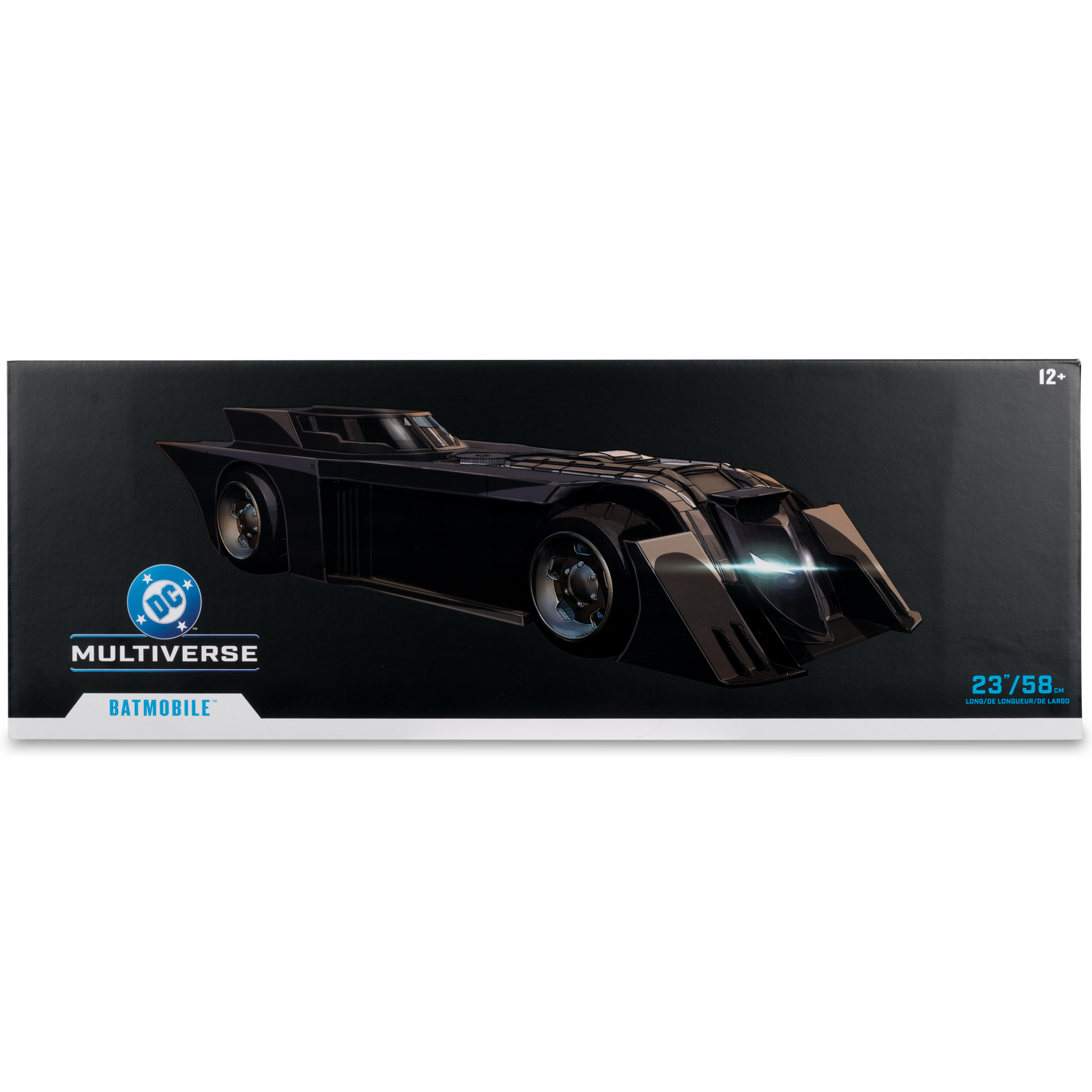 Schwarzes Batmobil-Spielzeug auf einer Schachtel. Die Schachtel trägt den Text 'DC Multiverse Batmobile' und die Altersfreigabe '12+'.
