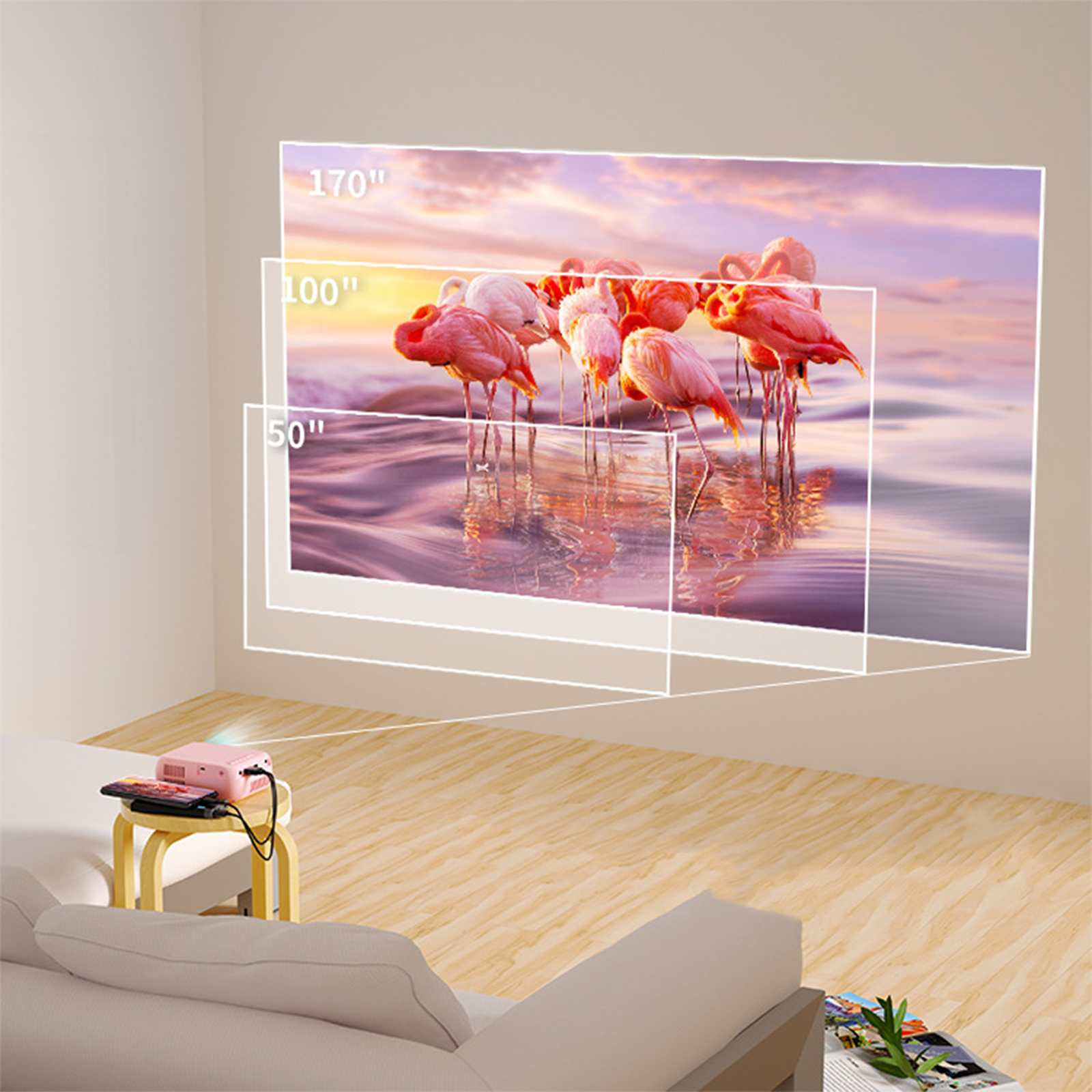 Ein Projektor zeigt Flamingos an einer Wand. Ein rosa Projektor steht auf einem Hocker. Ein Sofa und ein Holzboden sind im Raum.