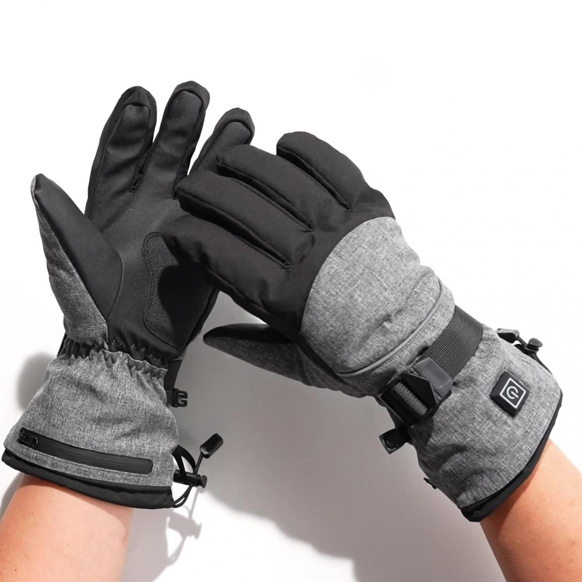 Paar grau-schwarzer beheizter Handschuhe. Ein Handschuh ist mit einem Riemen befestigt und hat einen Power-Button.