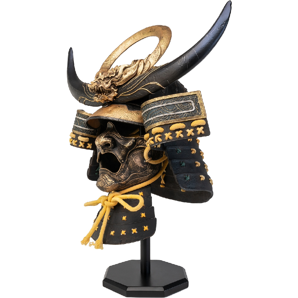 Ein detaillierter Samurai-Helm mit schwarzen und goldenen Akzenten. Er hat Hörner, ein Drachendesign und steht auf einem schwarzen Ständer.