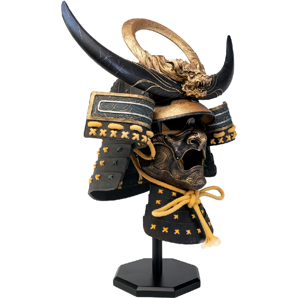 Ein detaillierter japanischer Samurai-Helm. Er hat schwarze und goldene Farben mit Drachen- und Horndetails sowie einen Ständer.