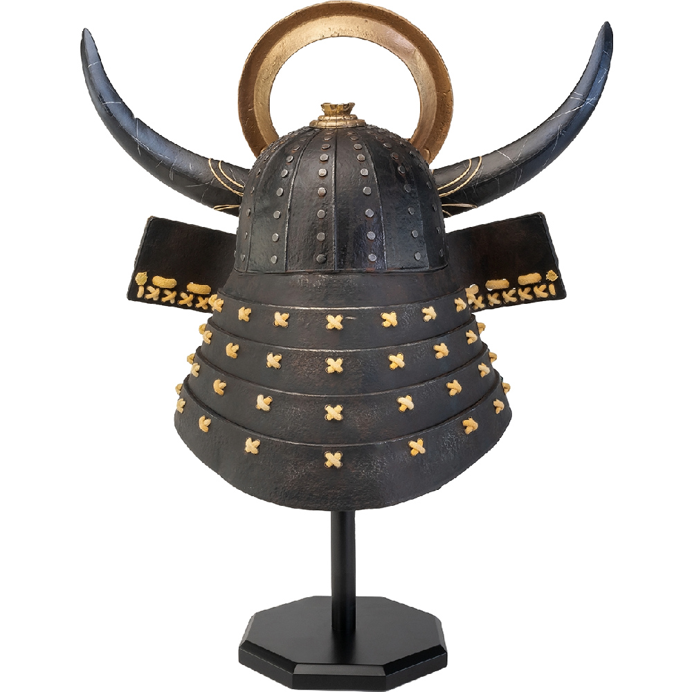 Ein schwarzer Samurai-Helm mit goldenen Akzenten, Hörnern und einer goldenen haloartigen Struktur. Er steht auf einem schwarzen Ständer vor weißem Hintergrund.