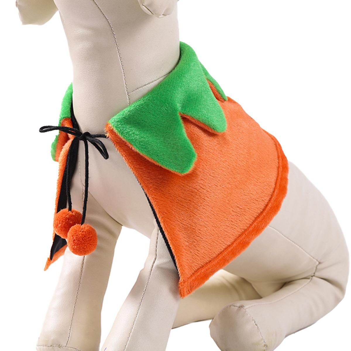 Eine Hunde-Mannequin, die ein Kürbiskostüm trägt. Es hat einen orangefarbenen Körper, einen grünen Kragen, eine schwarze Krawatte und orangefarbene Bommel.