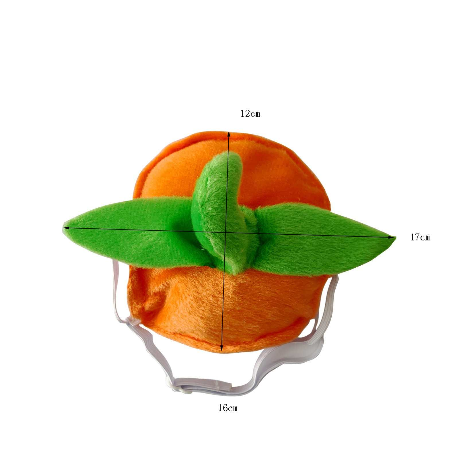 Ein orangefarbener Kürbishut mit grünen Blättern. Er hat ein weißes Gummiband. Der Hintergrund ist weiß.