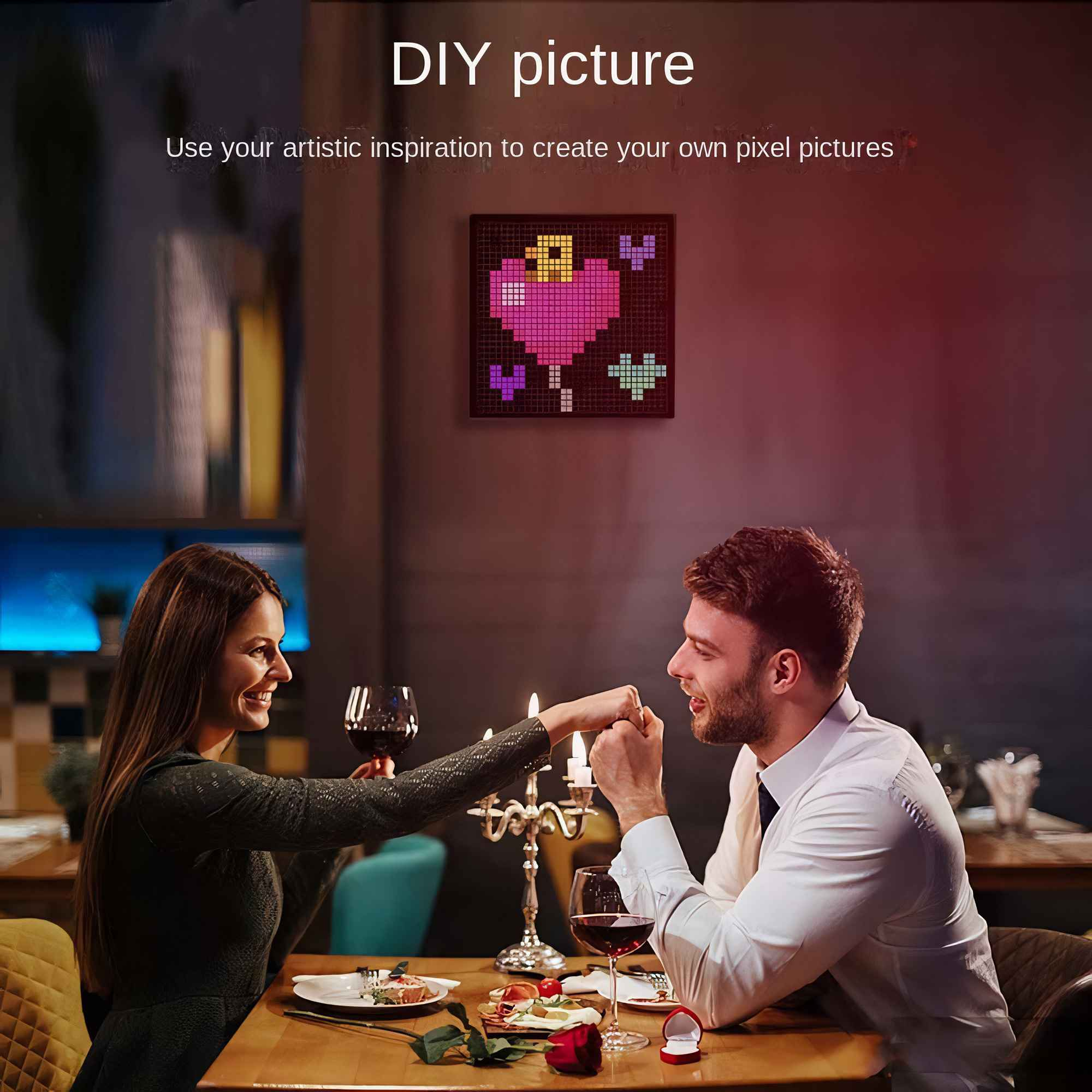 Paar in einem Restaurant, ein Pixel-Herz-Kunstwerk an der Wand. Frau hält Wein, die Hand des Mannes auf ihrer mit einem Ring.
