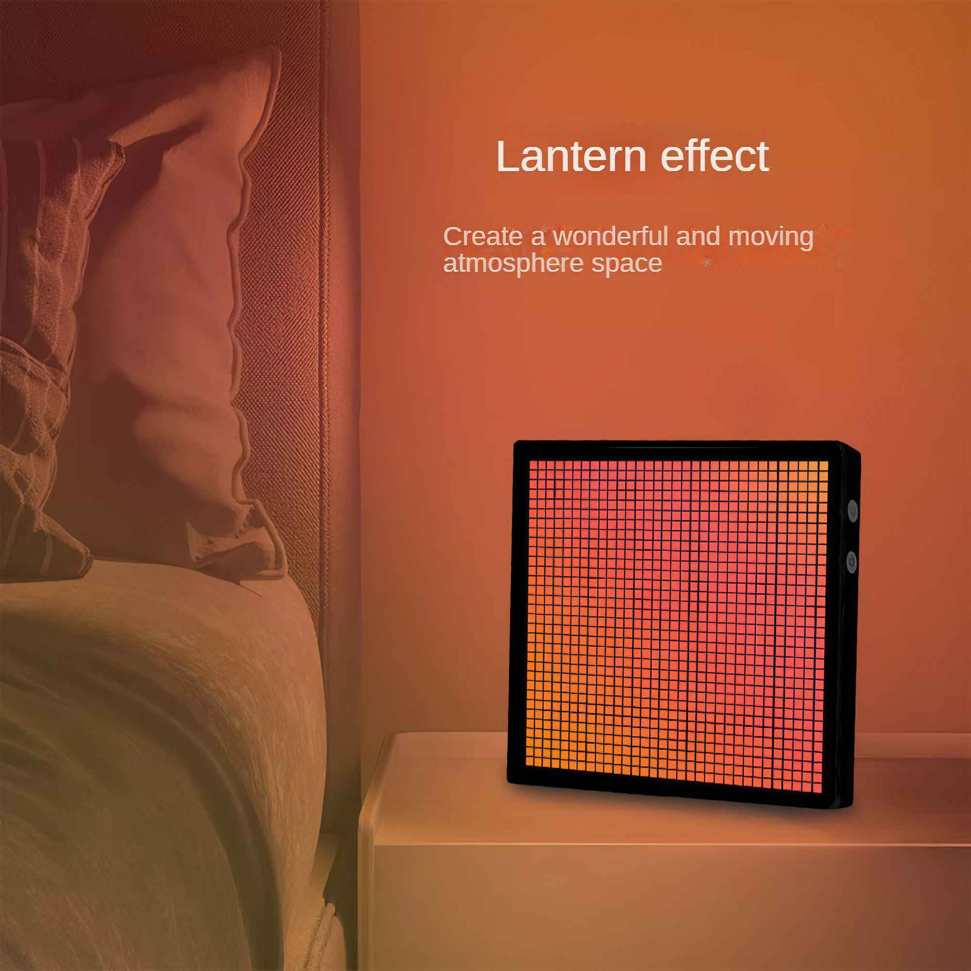 Ein orangefarbenes quadratisches Gerät auf einer weißen Oberfläche. Im Hintergrund ein Kissen und eine Wand. Text: Laternen-Effekt.