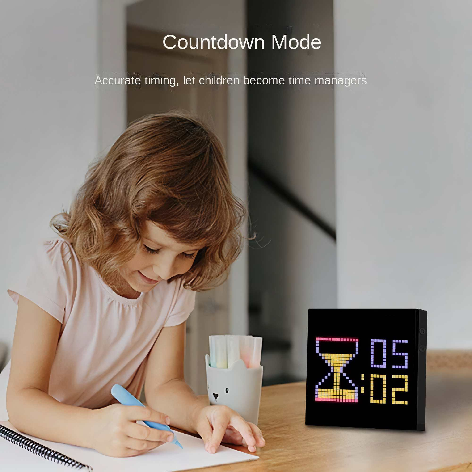 Ein Mädchen schreibt, eine Digitaluhr zeigt 20:02. Countdown-Modus steht oben.