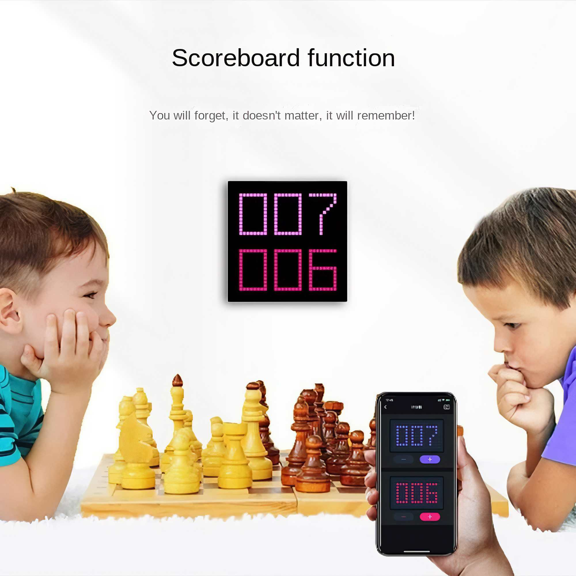 Zwei Kinder beobachten ein Schachspiel. Ein Display zeigt die Ergebnisse. Ein Kind hält ein Telefon mit den Ergebnissen.