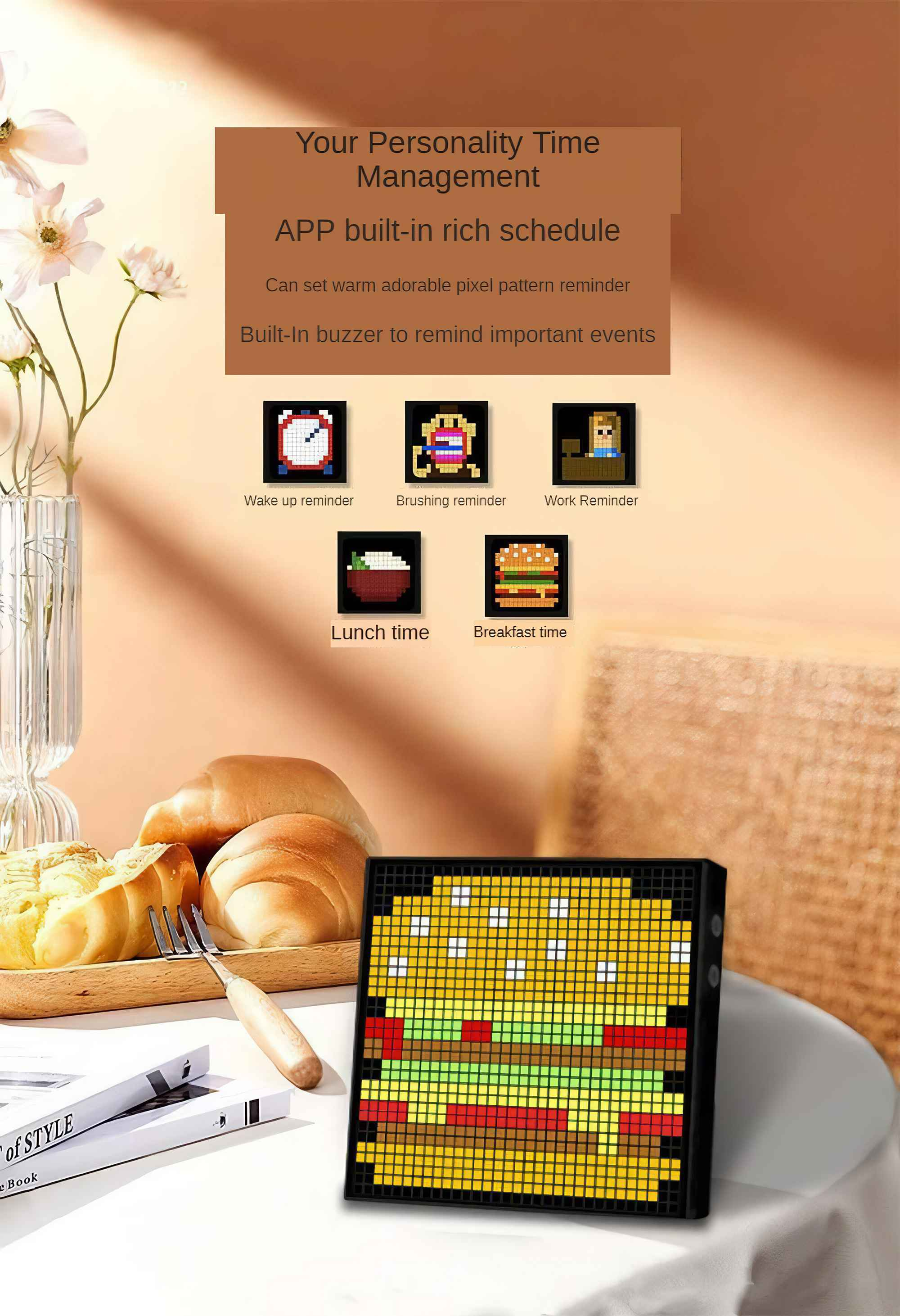 Ein Tisch mit Croissants, eine digitale Uhr mit einem Burger-Symbol und eine Vase mit Blumen.