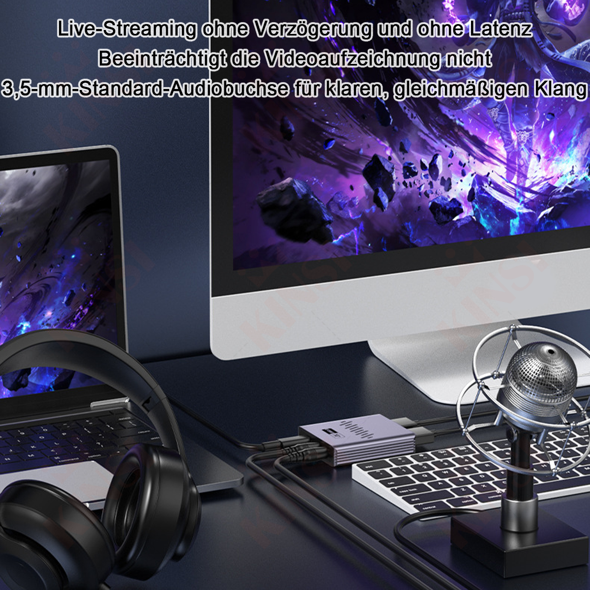 Ein Setup mit Laptop, Monitor, Mikrofon und Audio-Interface. Kopfhörer liegen auf dem Schreibtisch. Text auf dem Bildschirm.