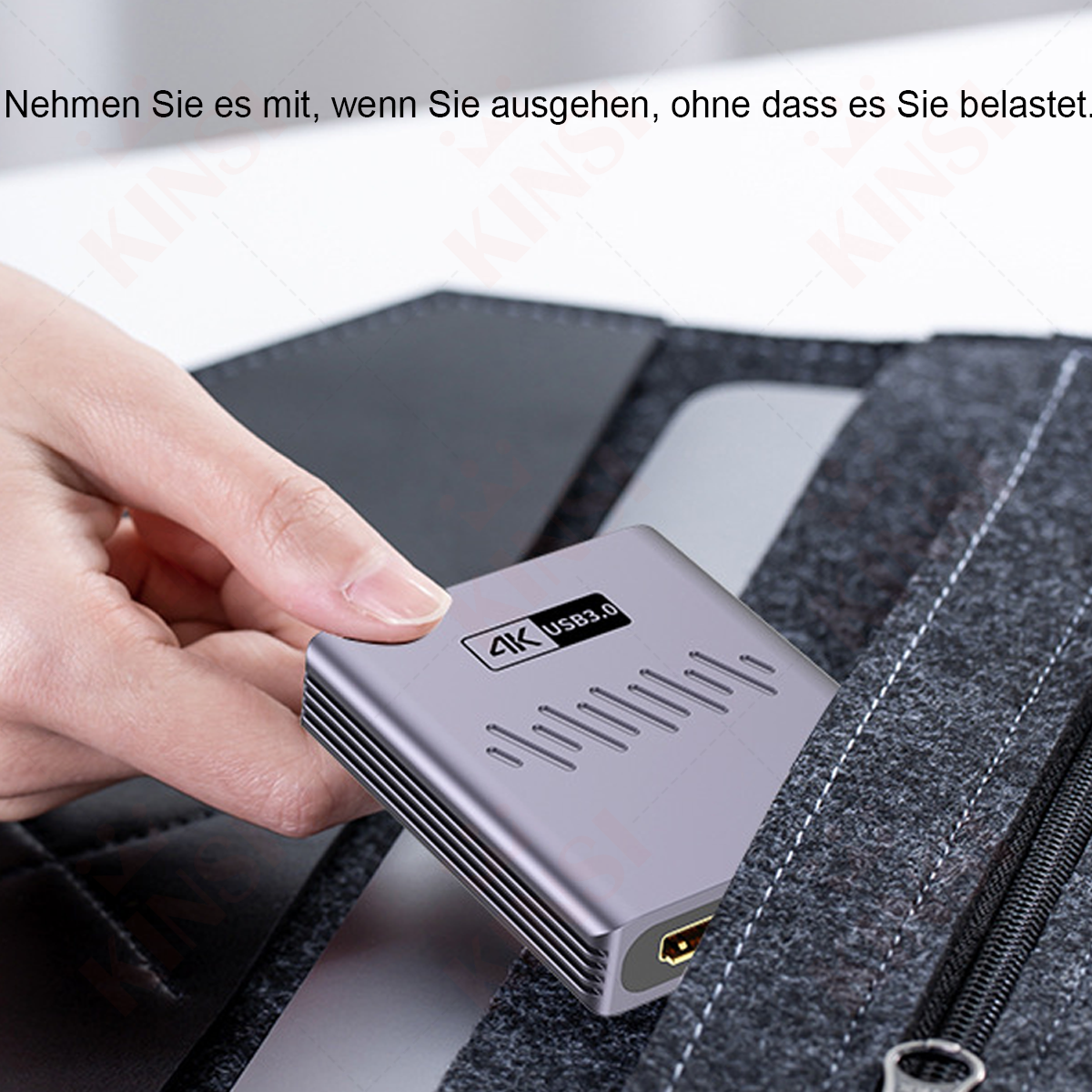 Eine Hand legt ein graues 4K USB 3.0 Gerät in eine graue Filztasche, vor einem weißen Hintergrund.