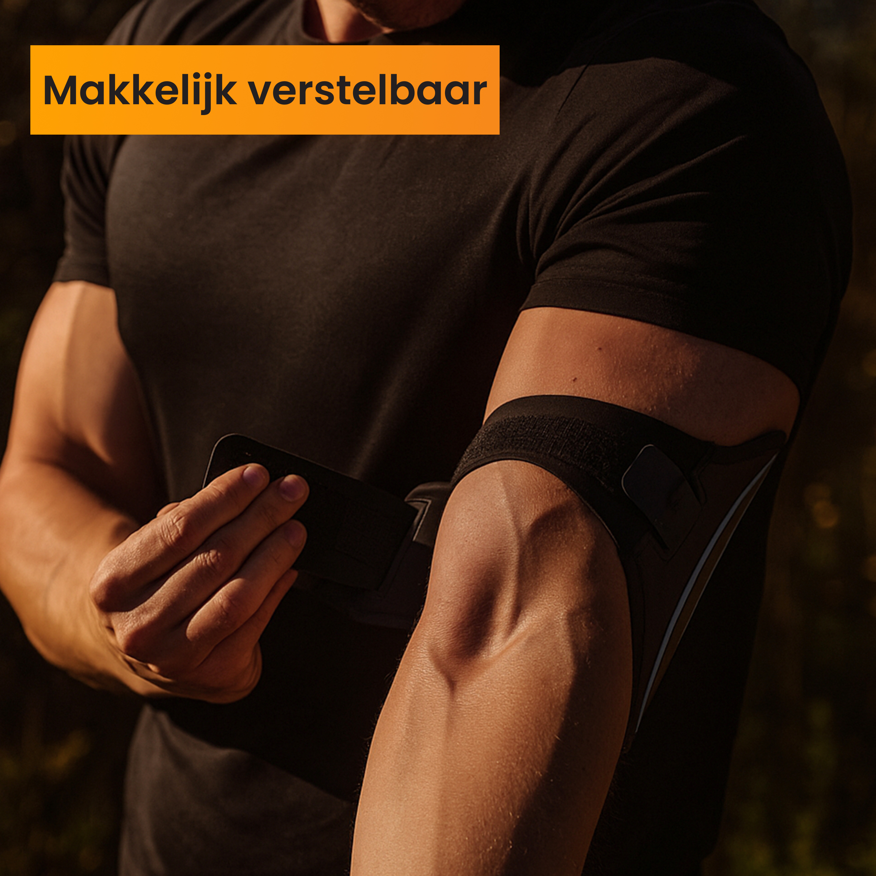 Ein Mann in einem schwarzen Hemd justiert ein schwarzes Armband an seinem Arm. Text 'Makkelijk verstelbaar' ist oben.