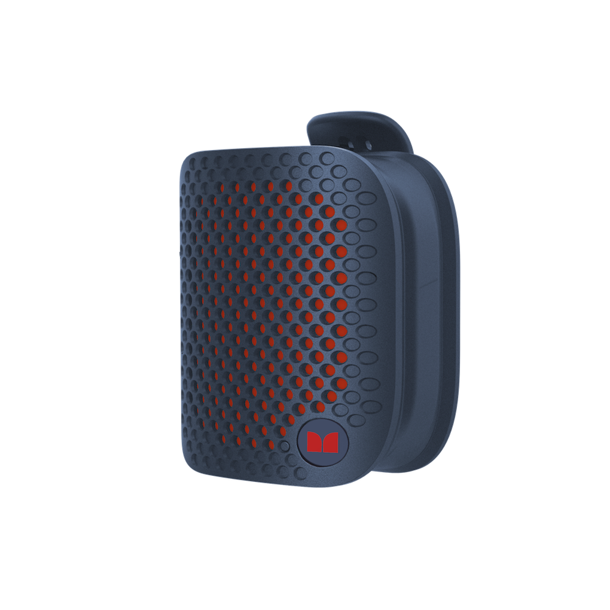 Un altavoz portátil azul oscuro con detalles perforados rojos. Tiene un asa y un logotipo. El fondo es negro.