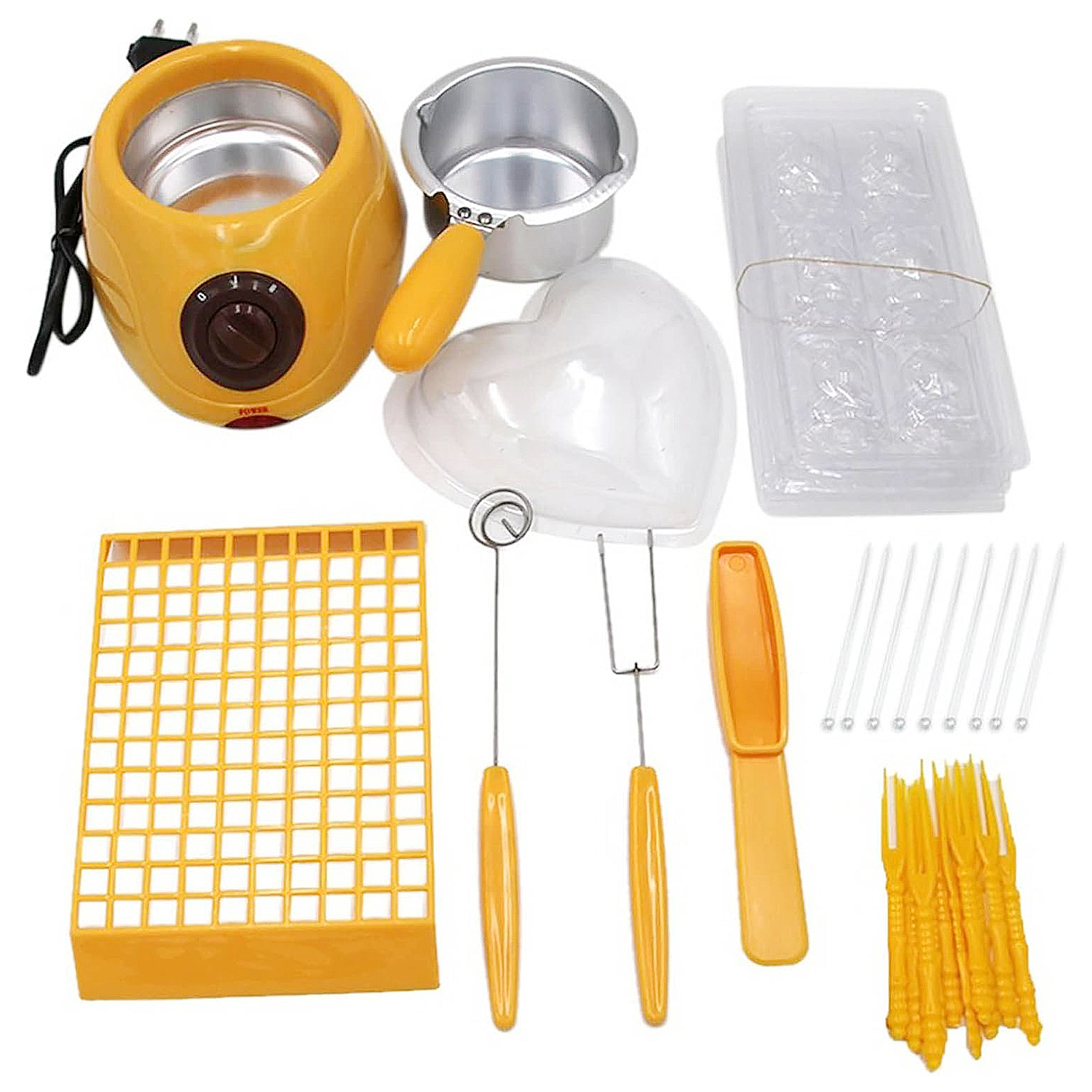 Un juego de fondue de chocolate naranja con accesorios como tenedores, moldes y un recipiente en forma de corazón, todo sobre una superficie blanca.