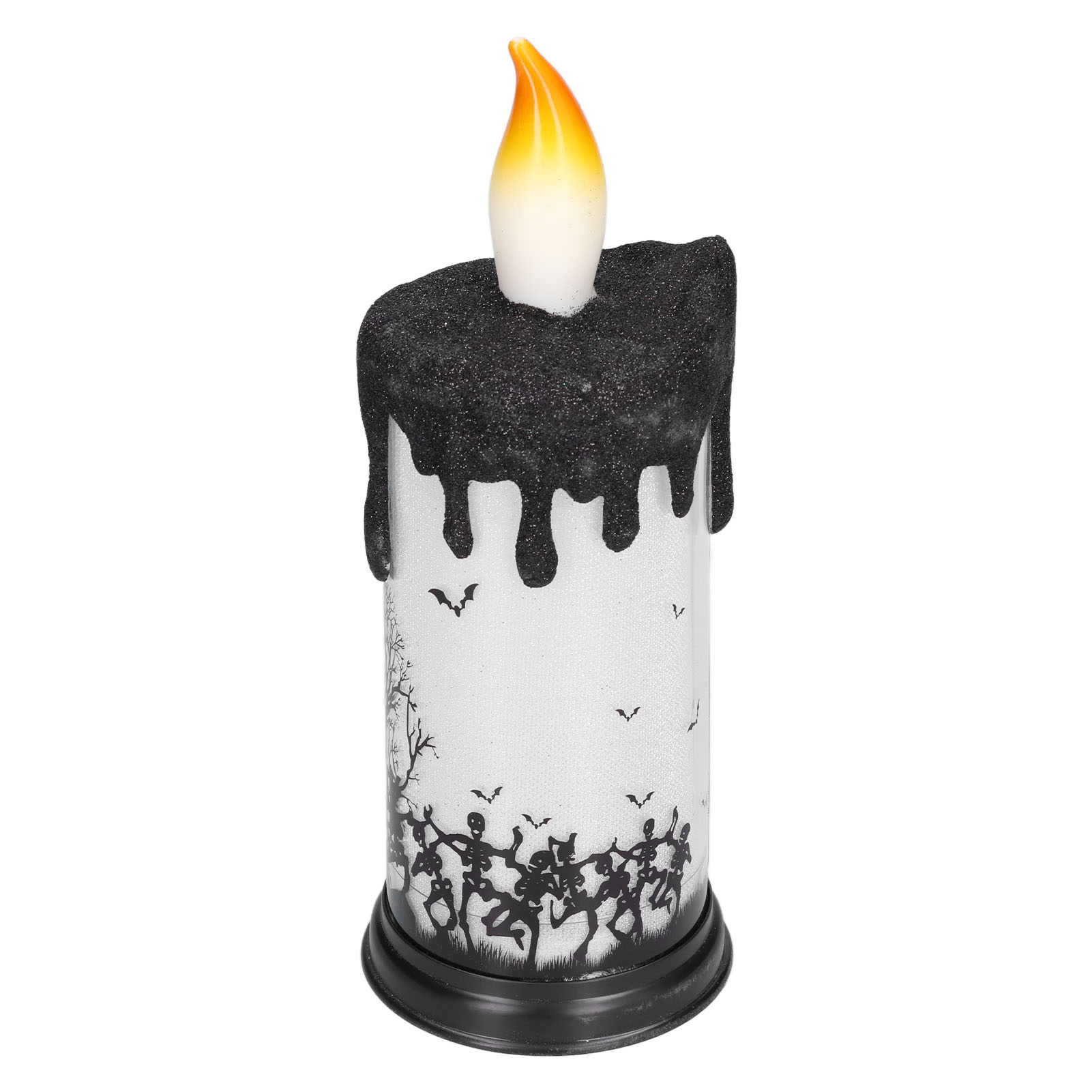 Eine Halloween-Kerze mit schwarzem Wachs, einer Flamme, Fledermäusen und tanzenden Skeletten auf weißem Hintergrund.