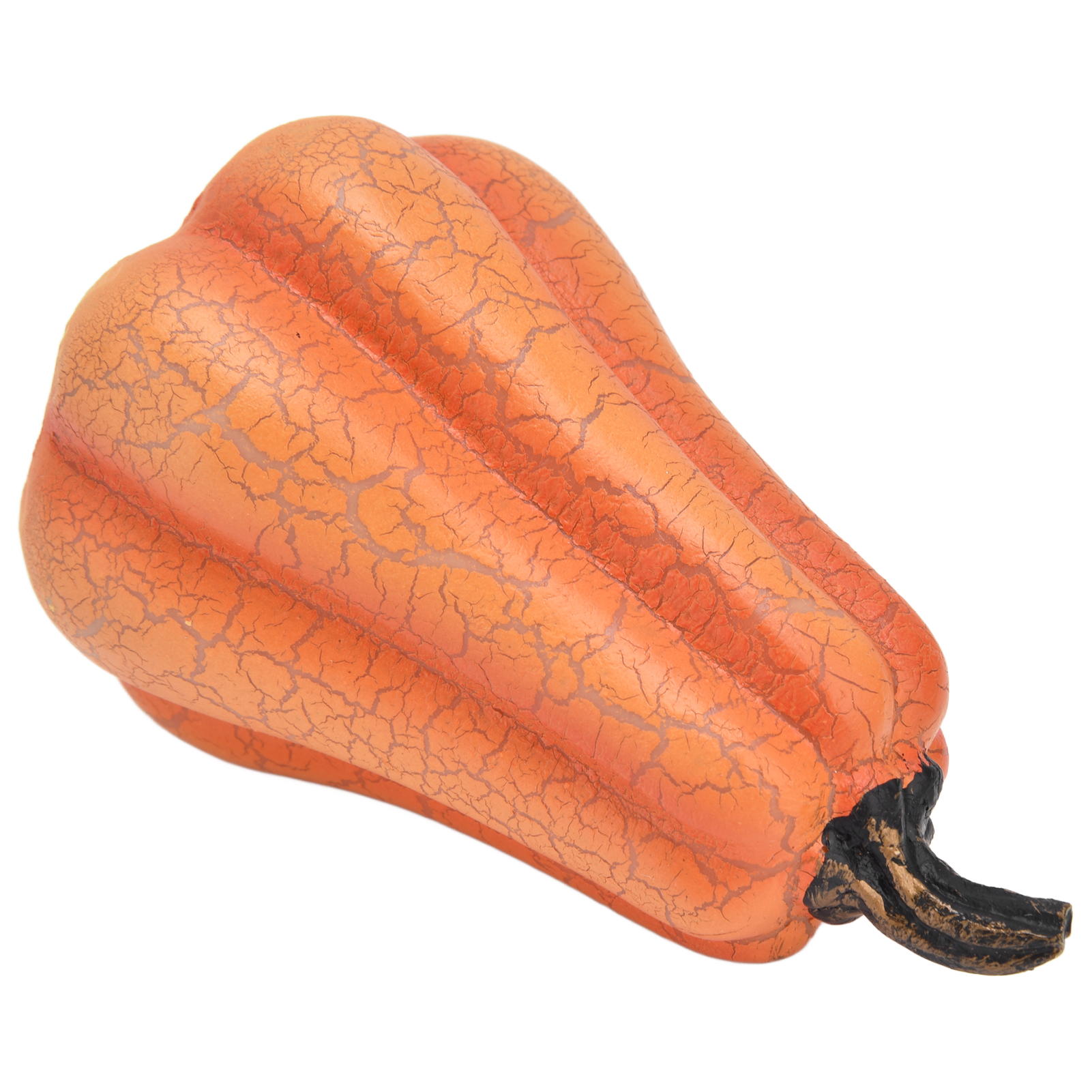 Ein orangefarbener Kürbis mit rissiger Textur und einem schwarzen Stiel vor weißem Hintergrund.