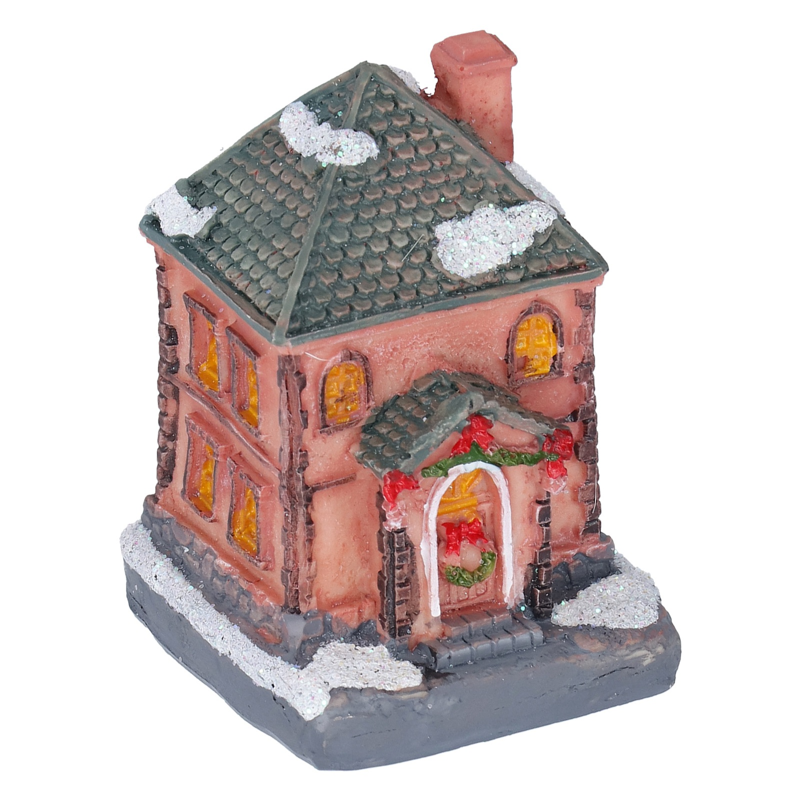 Ein Miniatur-Weihnachtshaus mit grünem Dach, Schneebesatz und einer dekorierten Haustür.