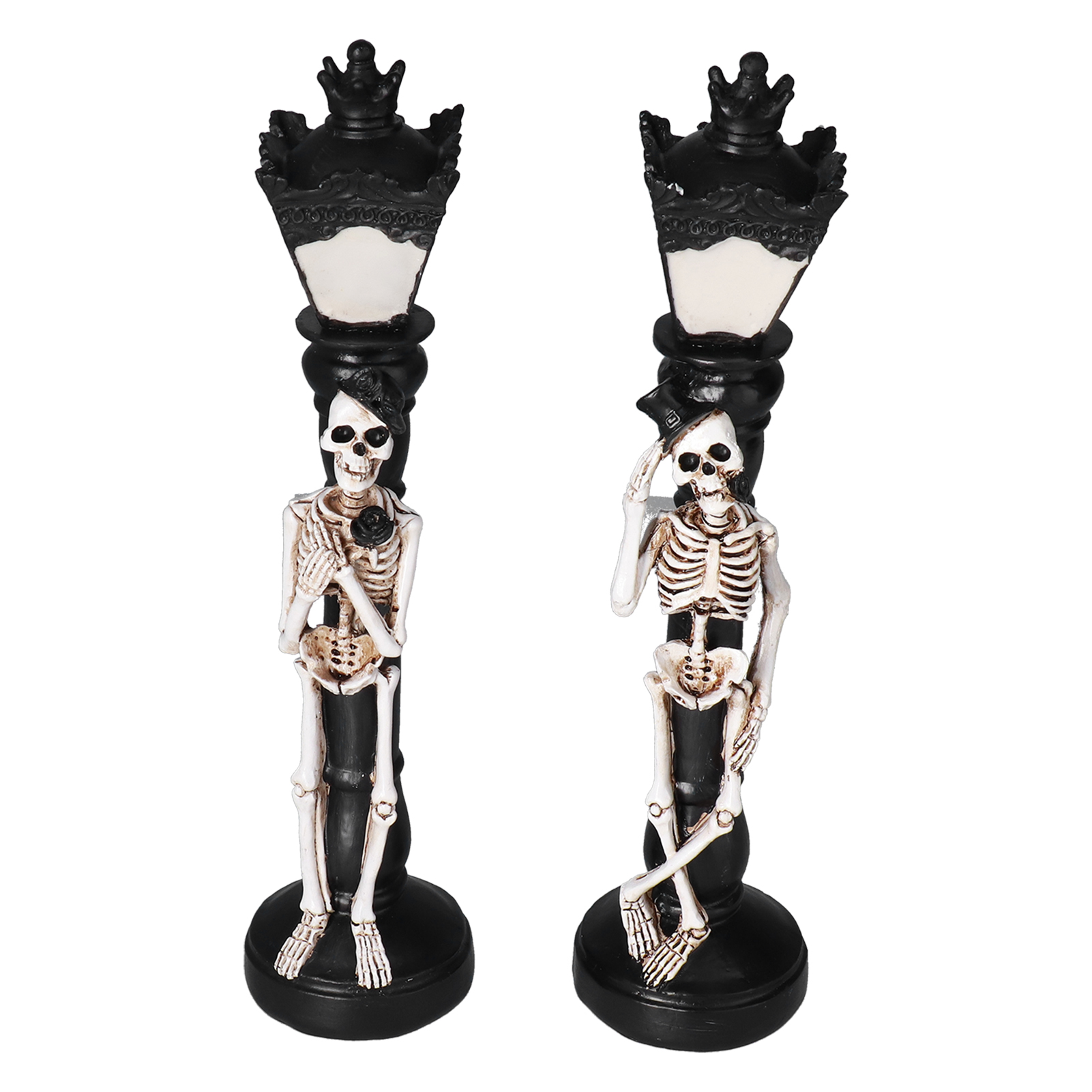 Zwei Skelett-Laternenfiguren. Einer hält eine Rose, der andere salutiert. Beide tragen Hüte und stehen auf schwarzen Sockeln.