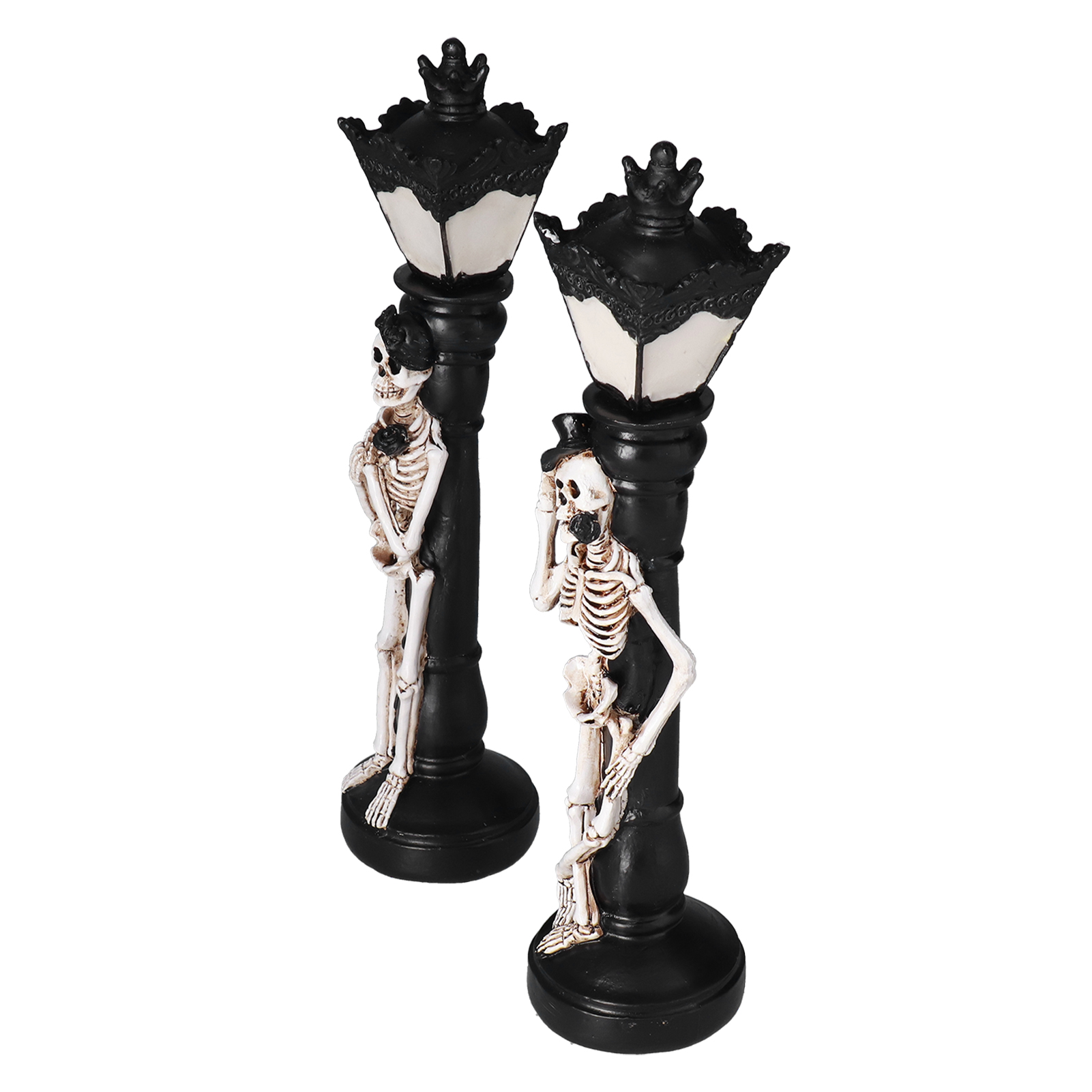 Zwei Halloween-Laternen mit Skelettfiguren. Schwarze Pfosten, weiße Lampen, Skelette mit Hüten. Weißer Hintergrund.